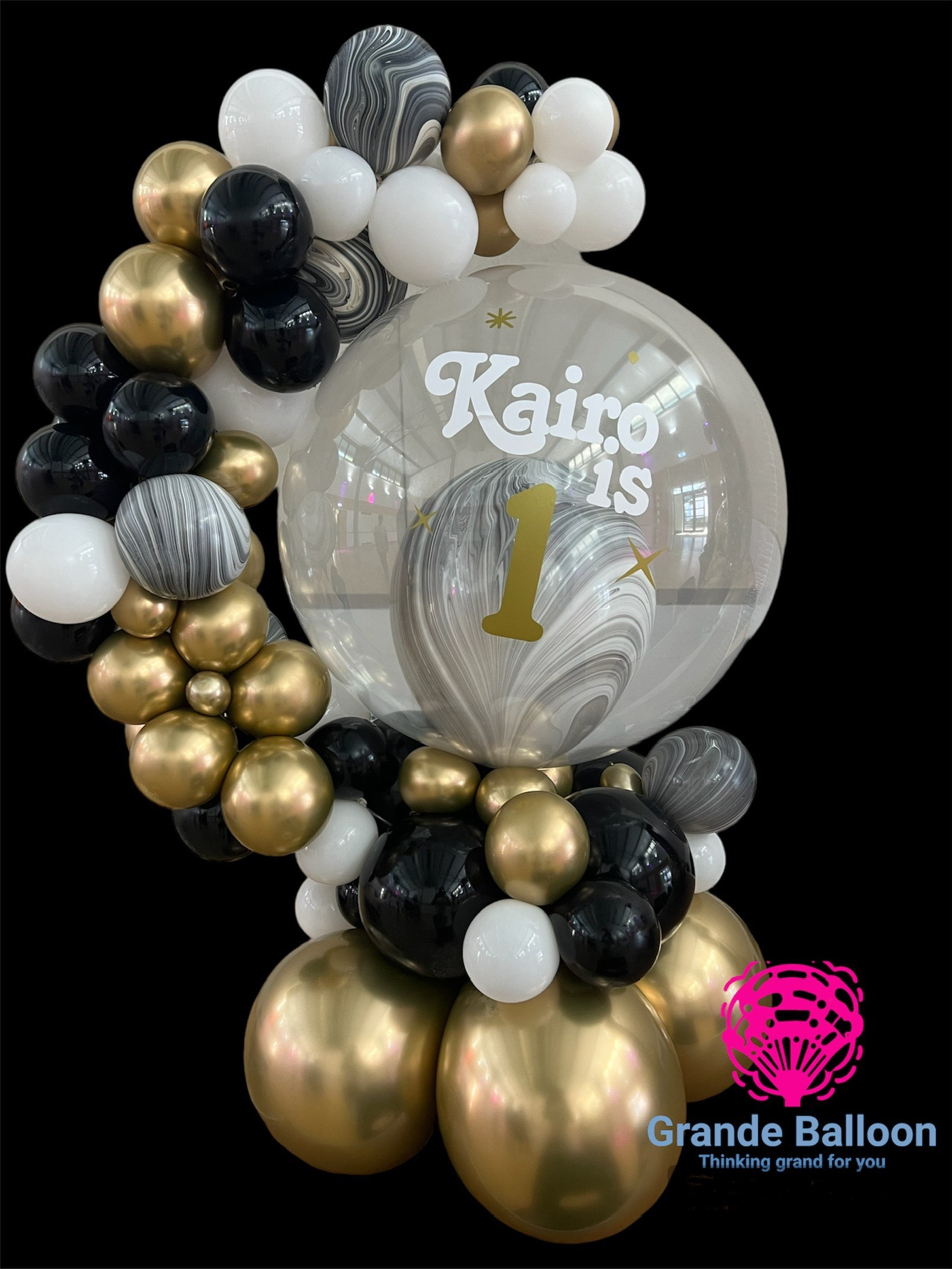 Personalized Marble-themed balloon hug in gold black and white colours. 