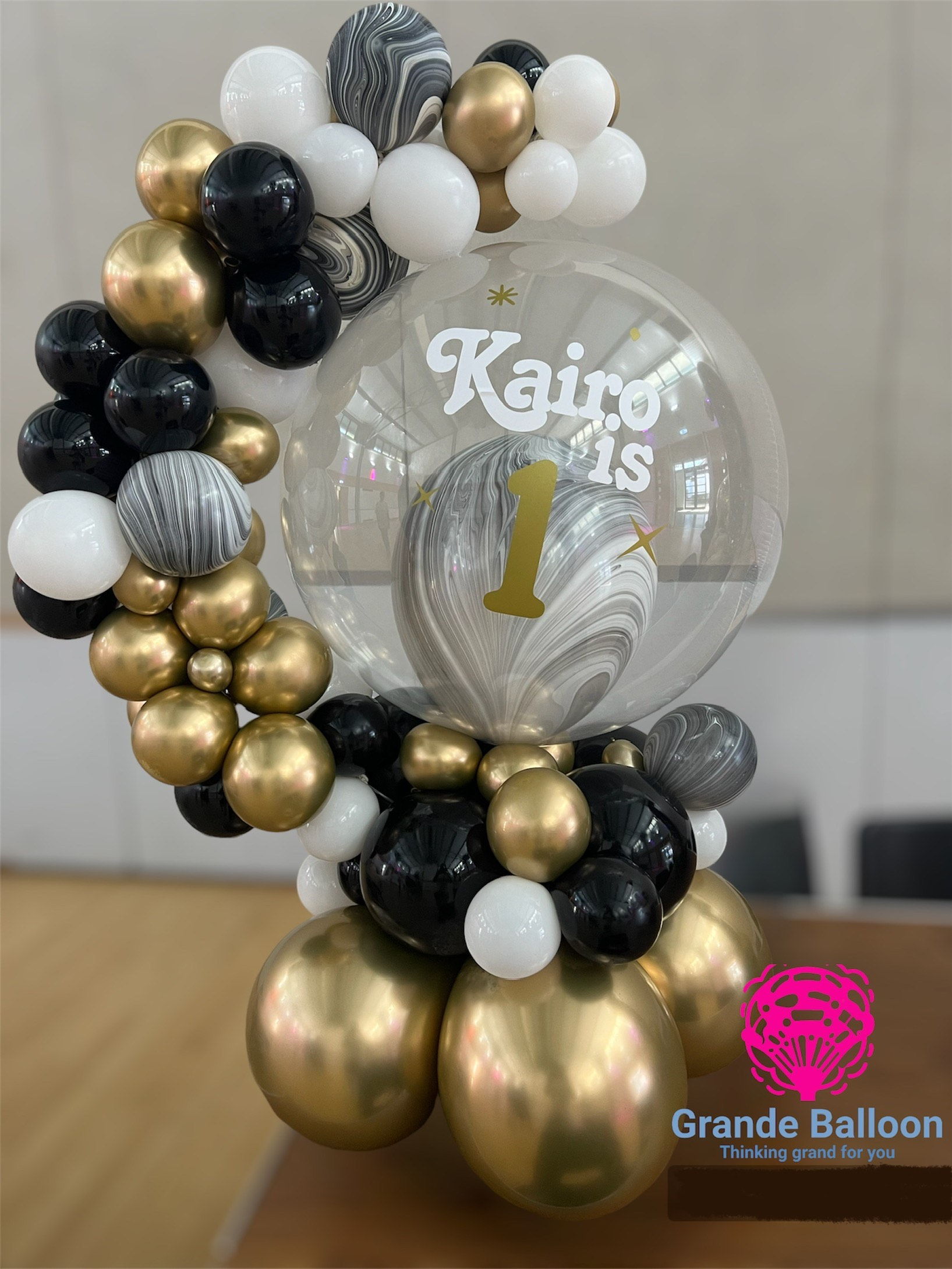 Personalized Marble-themed balloon hug in gold black and white colours. 