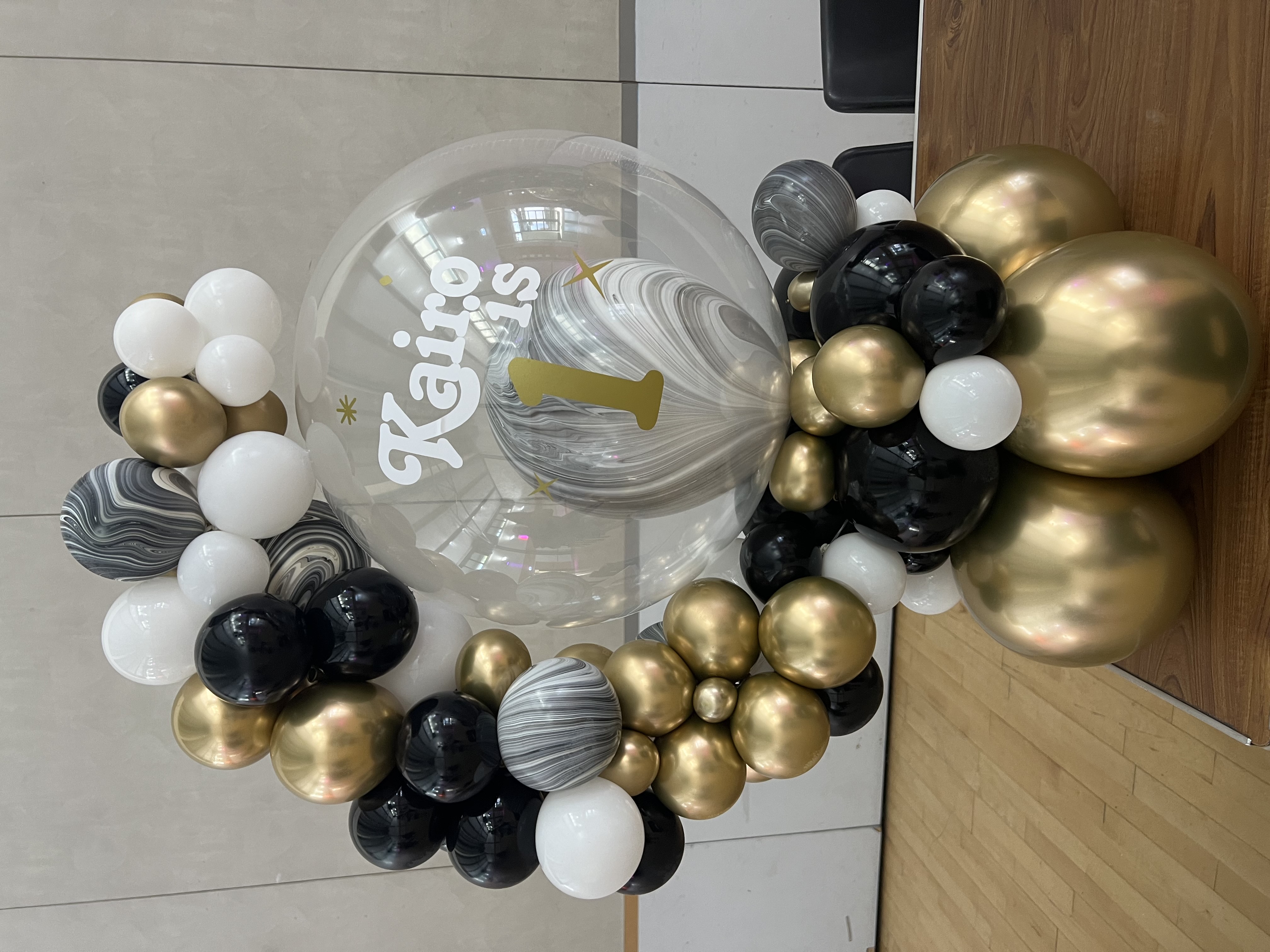 Personalized Marble-themed balloon hug in gold black and white colours. 