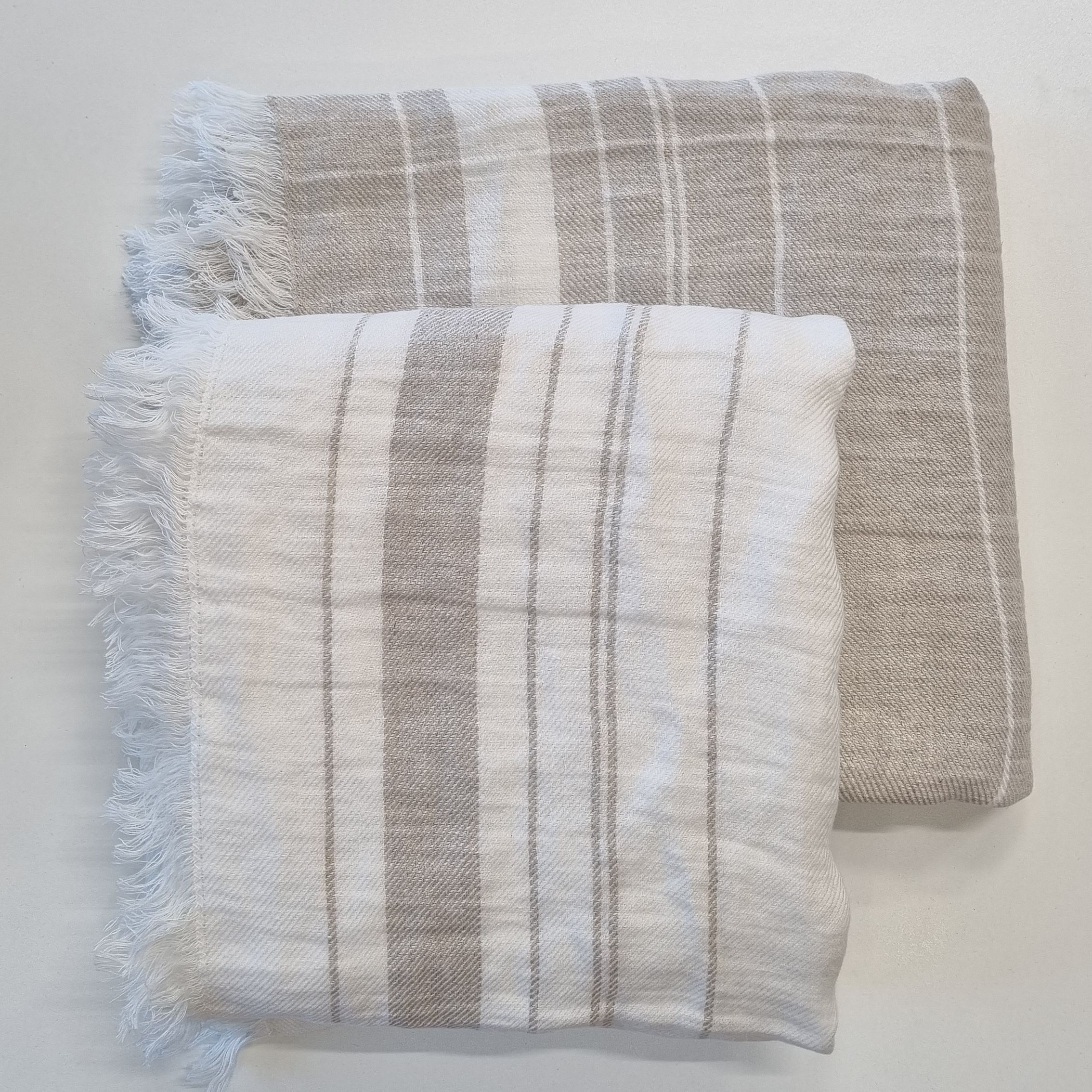 Paplūdimio rankšluostis-patiesalas NIDA 1 Taupe-White, 115x200 cm