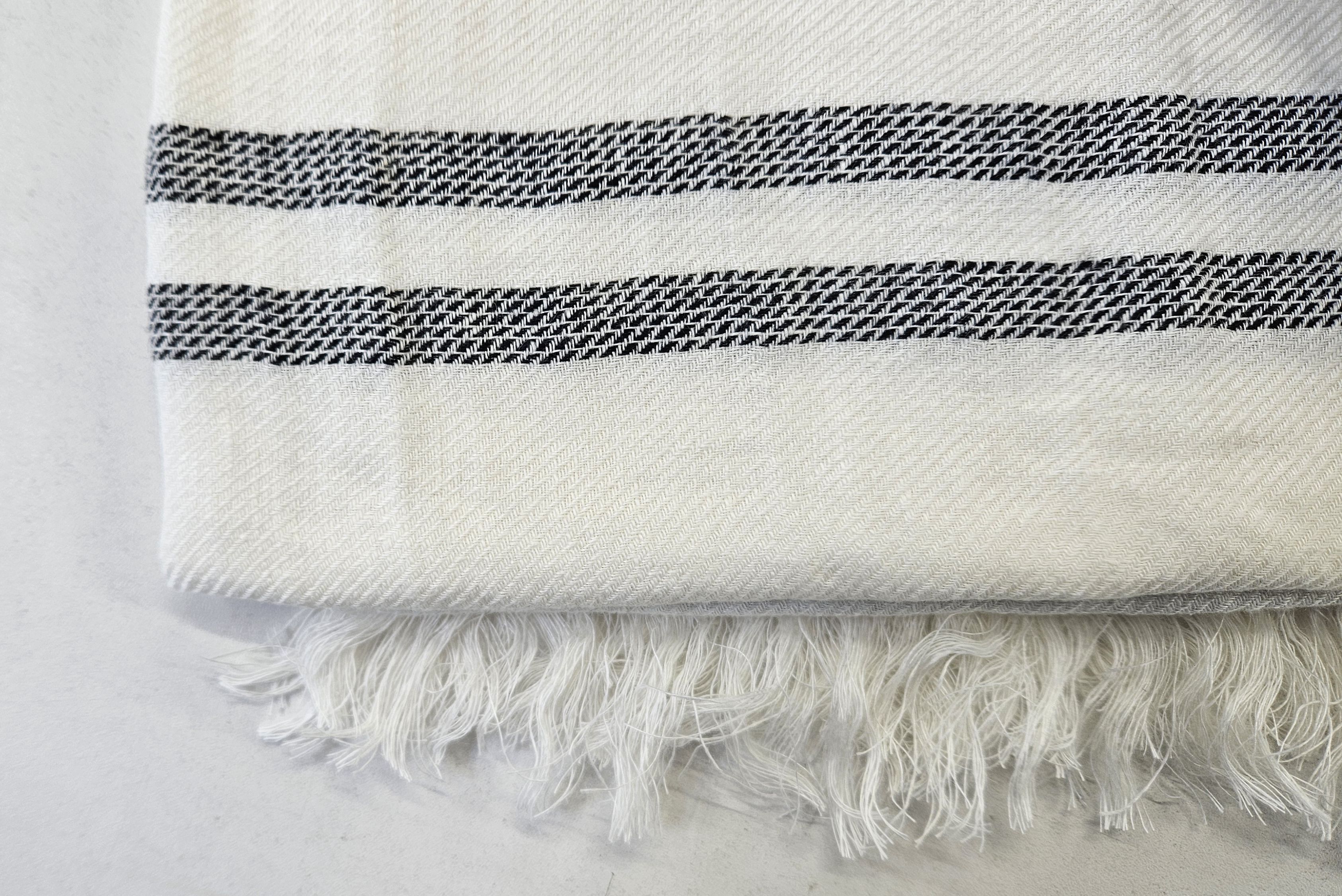 Paplūdimio rankšluostis-patiesalas NIDA 2 White-Black, 115x200 cm