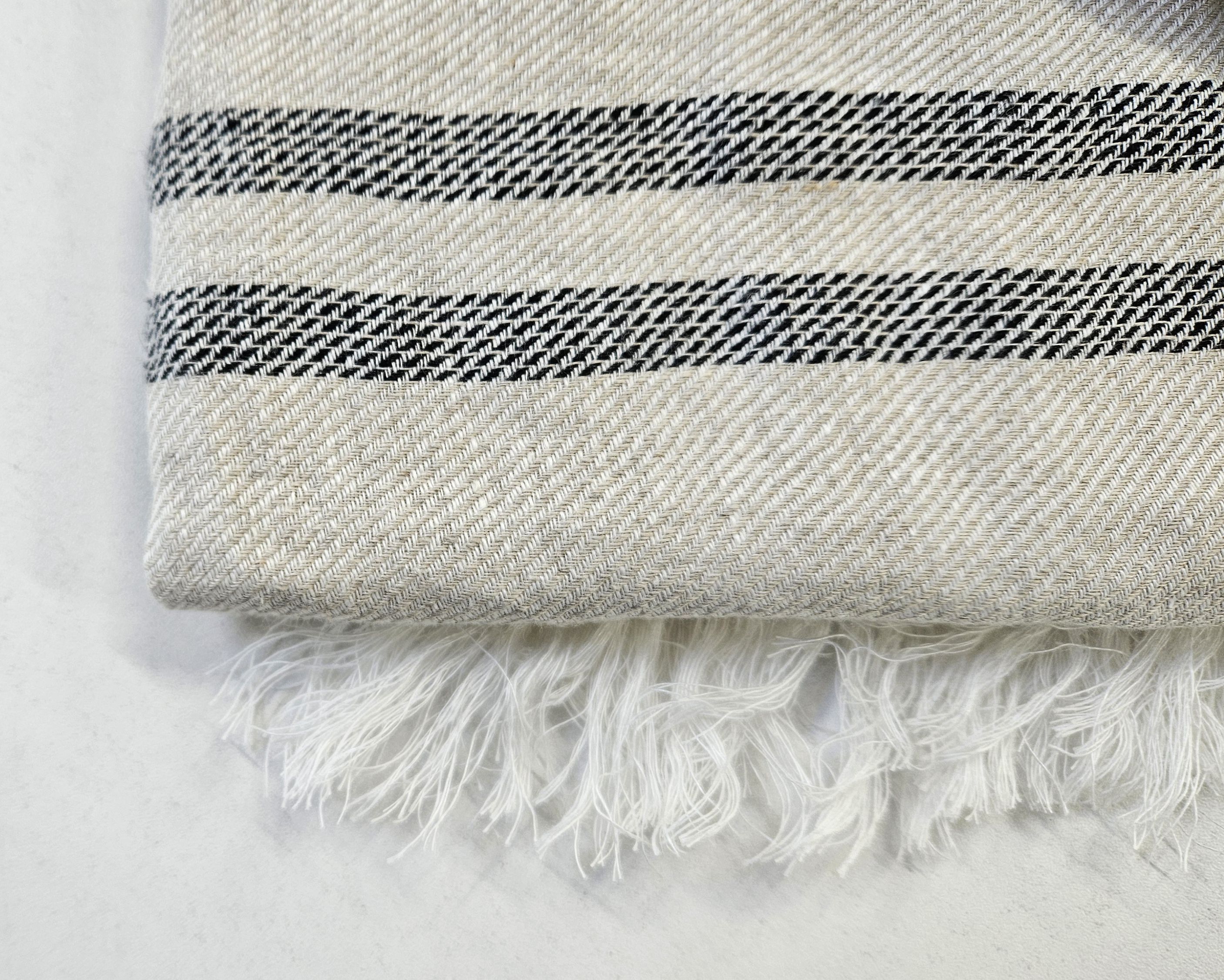 Paplūdimio rankšluostis-patiesalas NIDA 2 Grey-Black, 115x200 cm