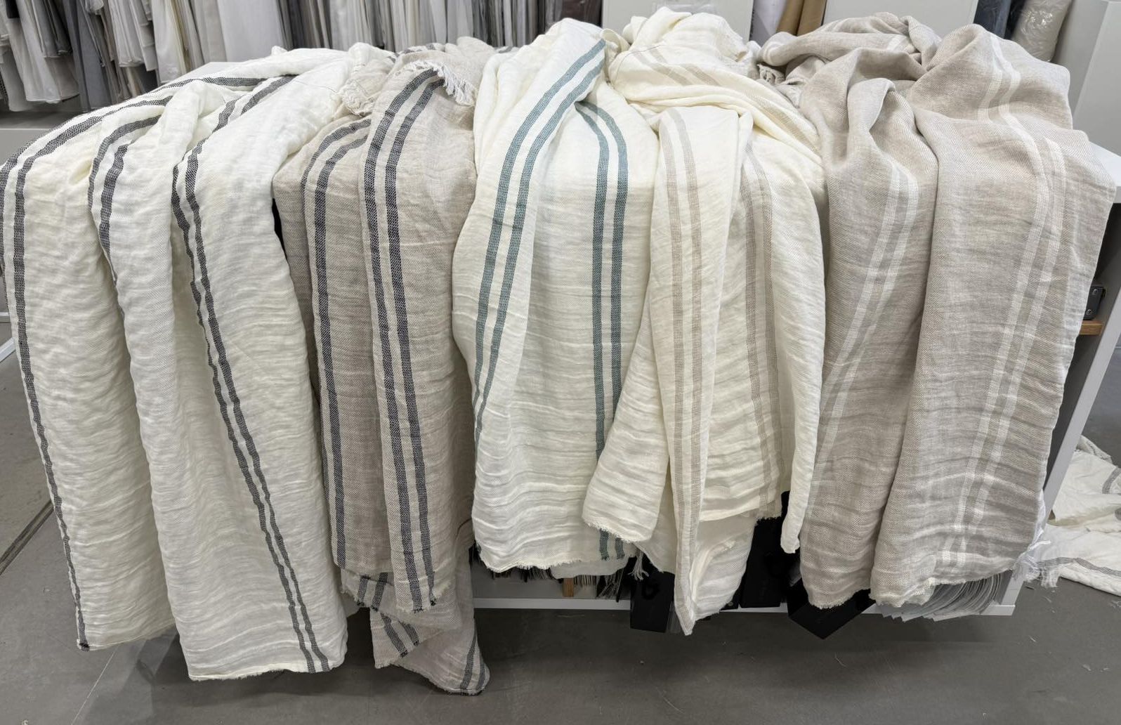 Paplūdimio rankšluostis-patiesalas NIDA 2 Grey-White, 115x200 cm