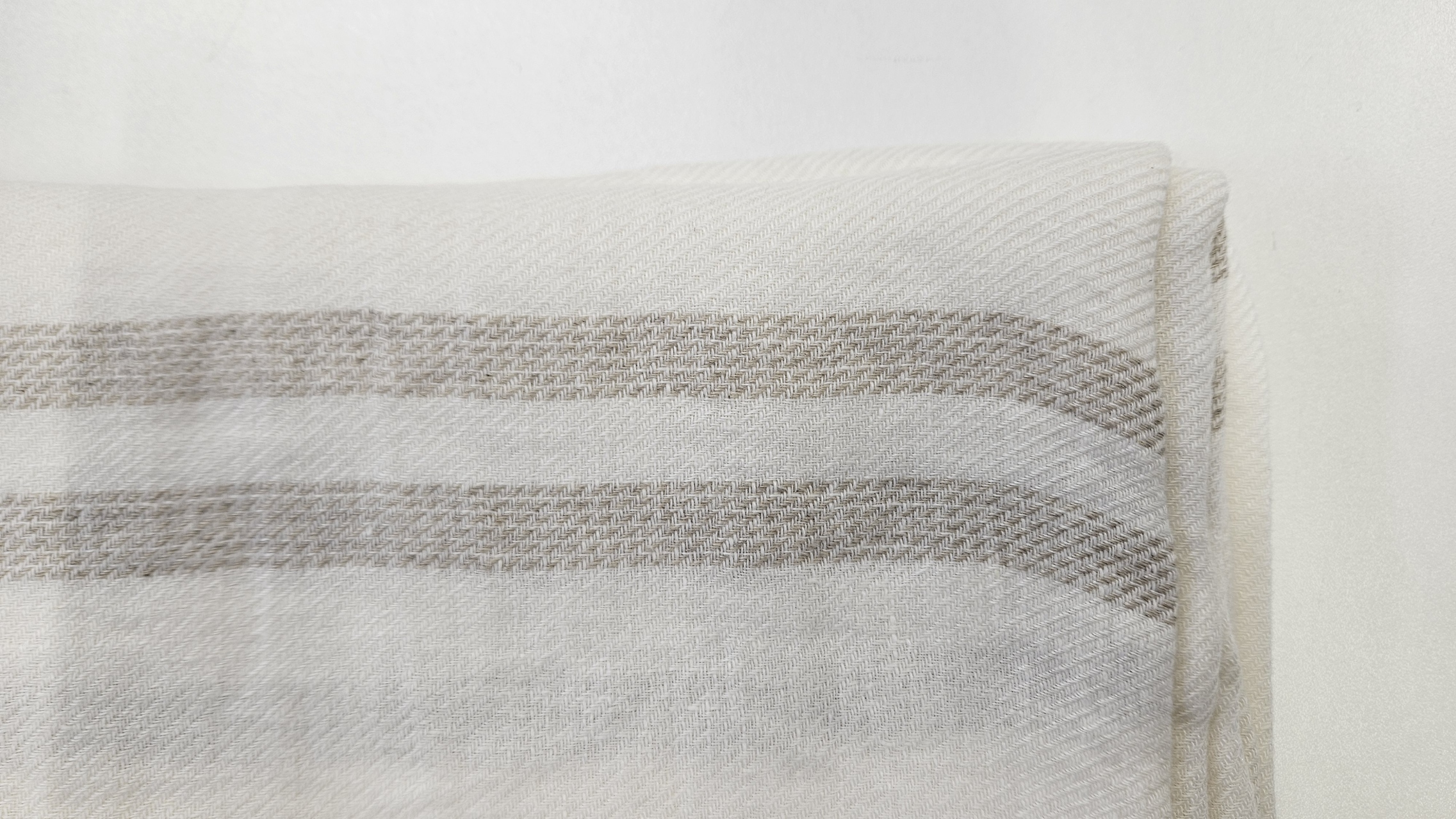 Paplūdimio rankšluostis-patiesalas NIDA 2 White-Taupe, 115x200 cm