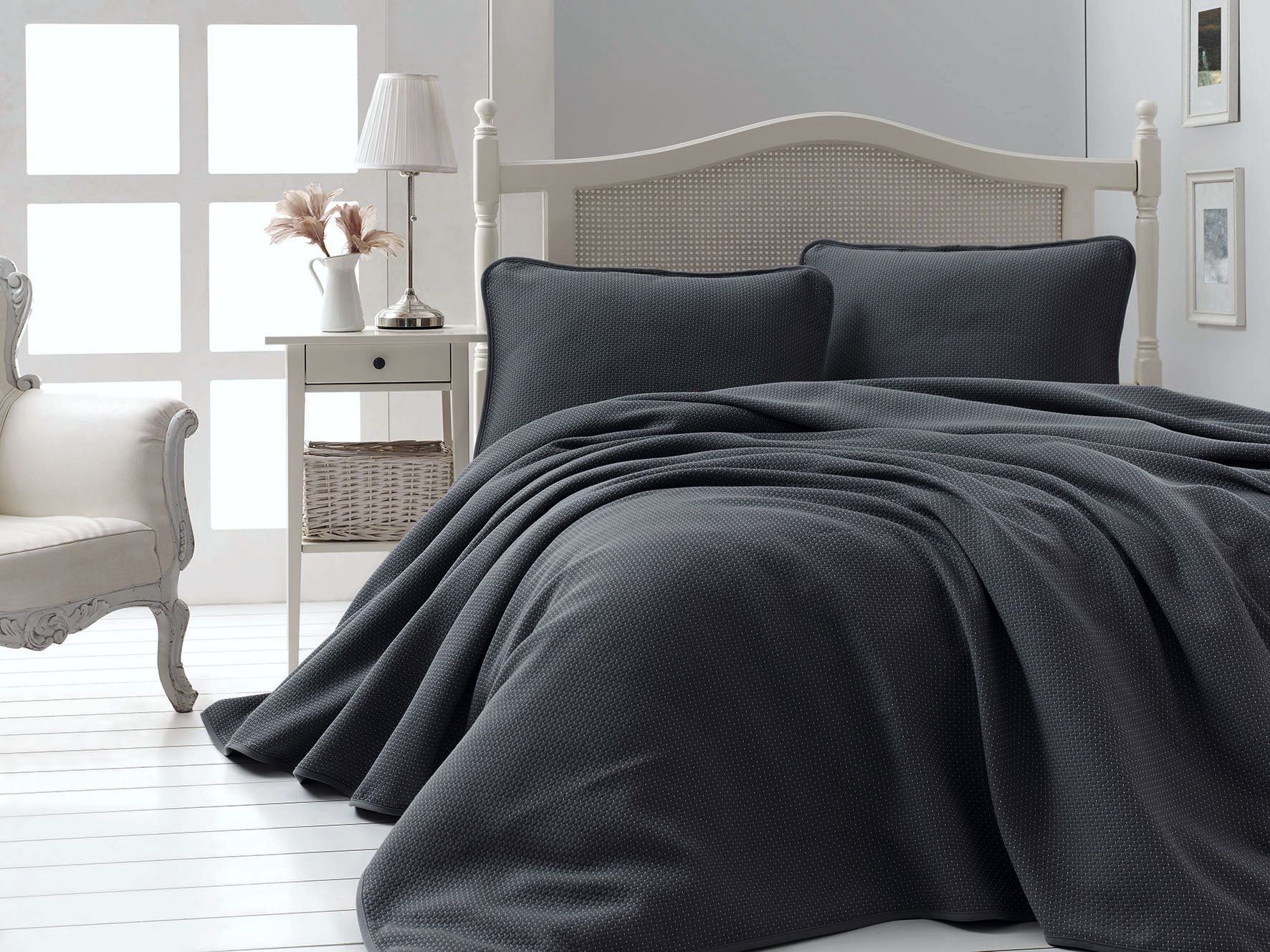 Lovatiesė su pagalvių užvalkalais LIV Black 240x260 cm