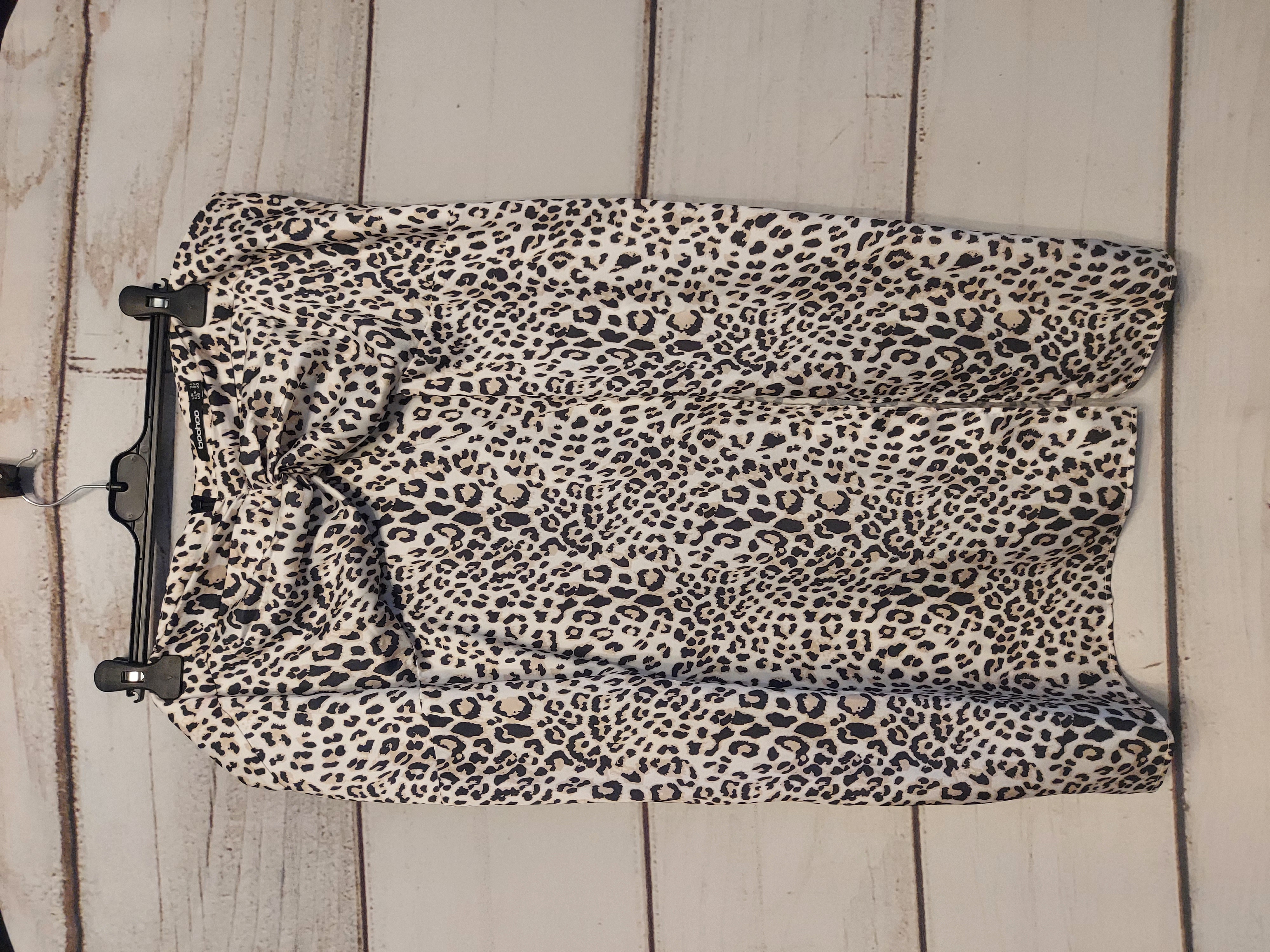 Boohoo animal print skirt size 24
