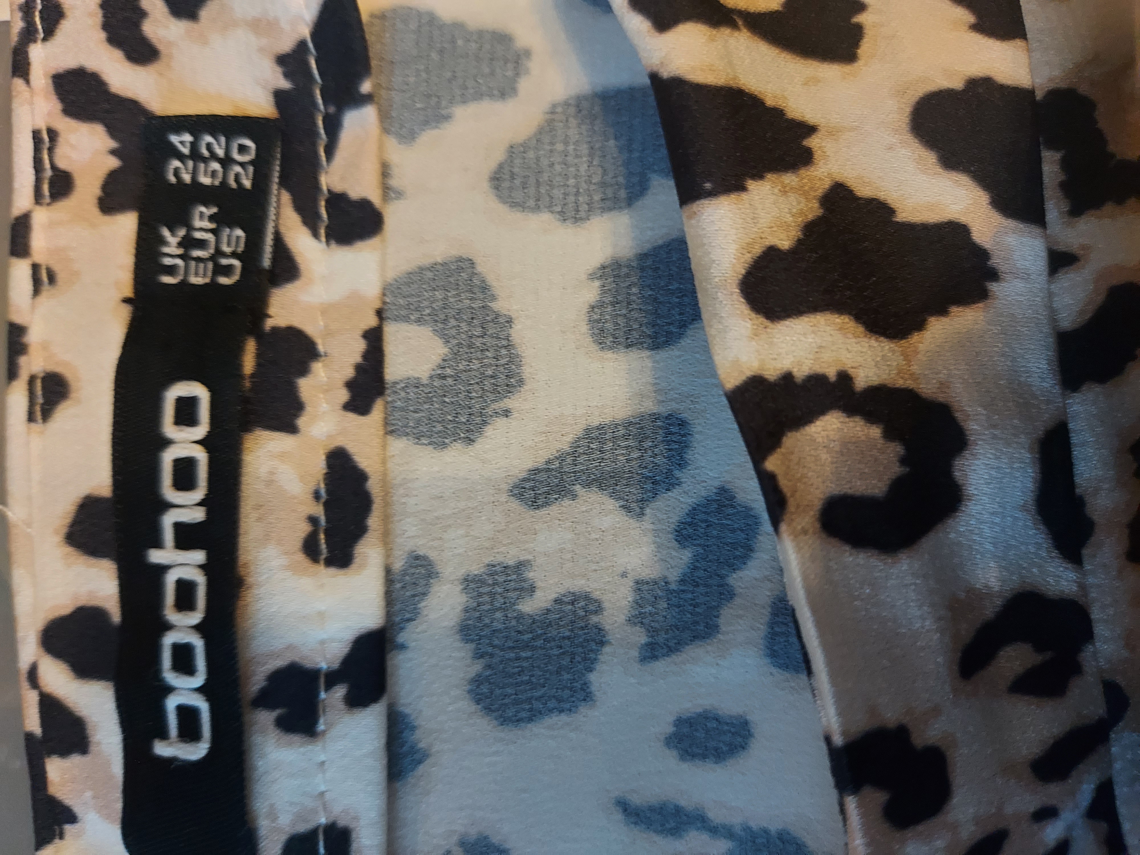 Boohoo animal print skirt size 24