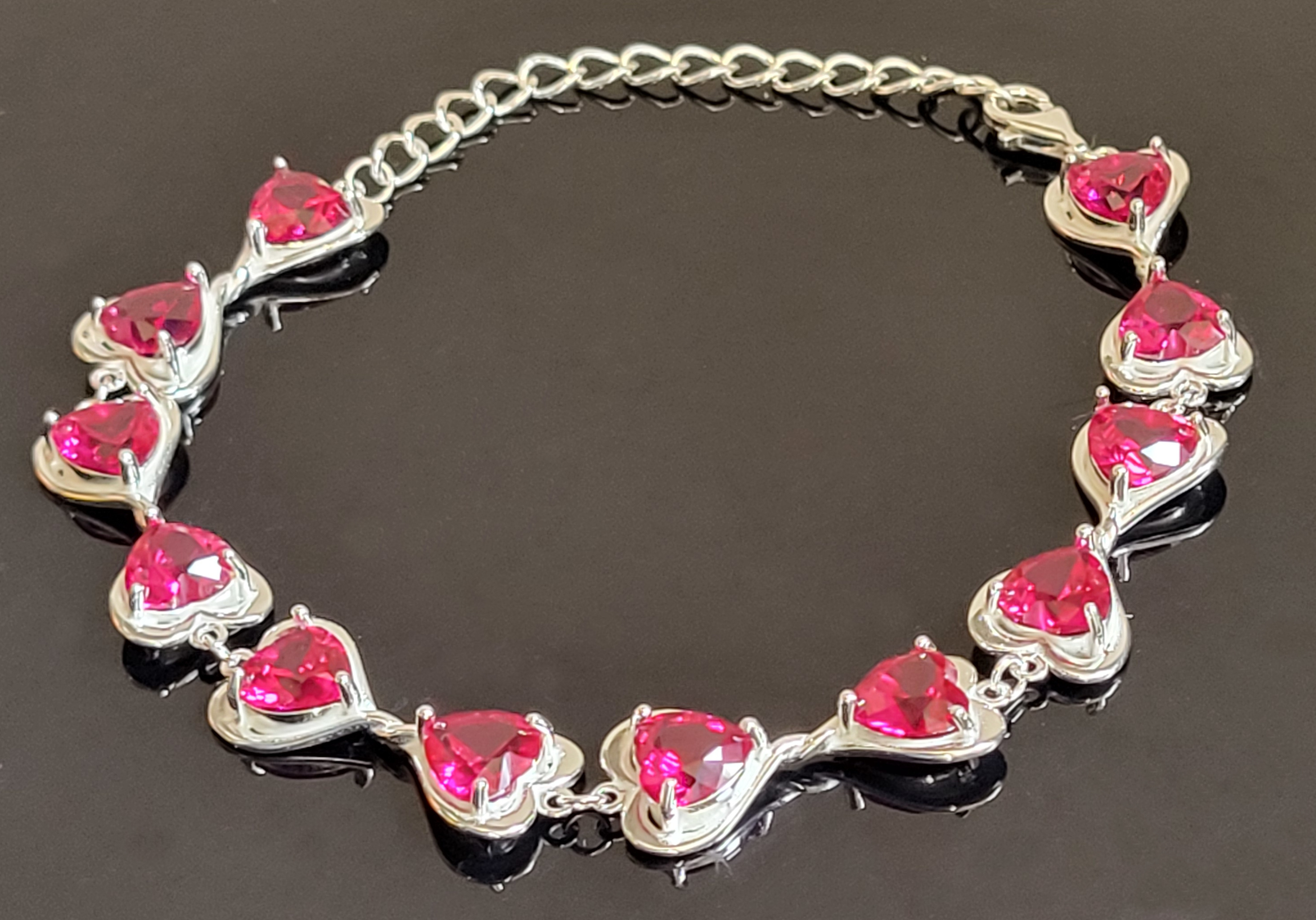 Bracelet symbole d'amour éternel en argent sterling 925 sublimé par 12 rubis de 17 carats Eternal Love Knot