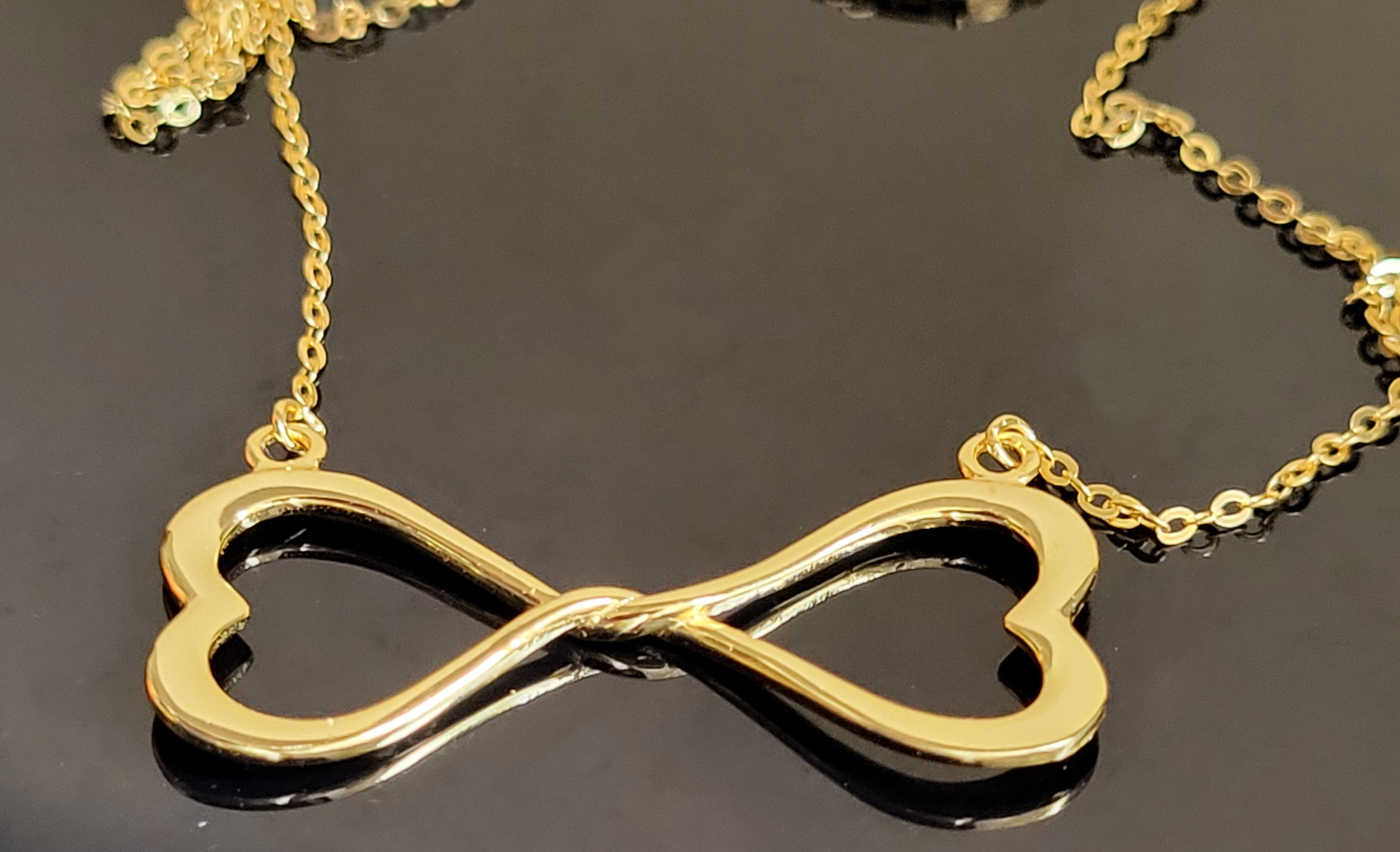 Collier symbole d'amour éternel en argent 925 sterling avec un pendentif de de deux cœurs entrelacés de manière éternel Eternal Love Knot