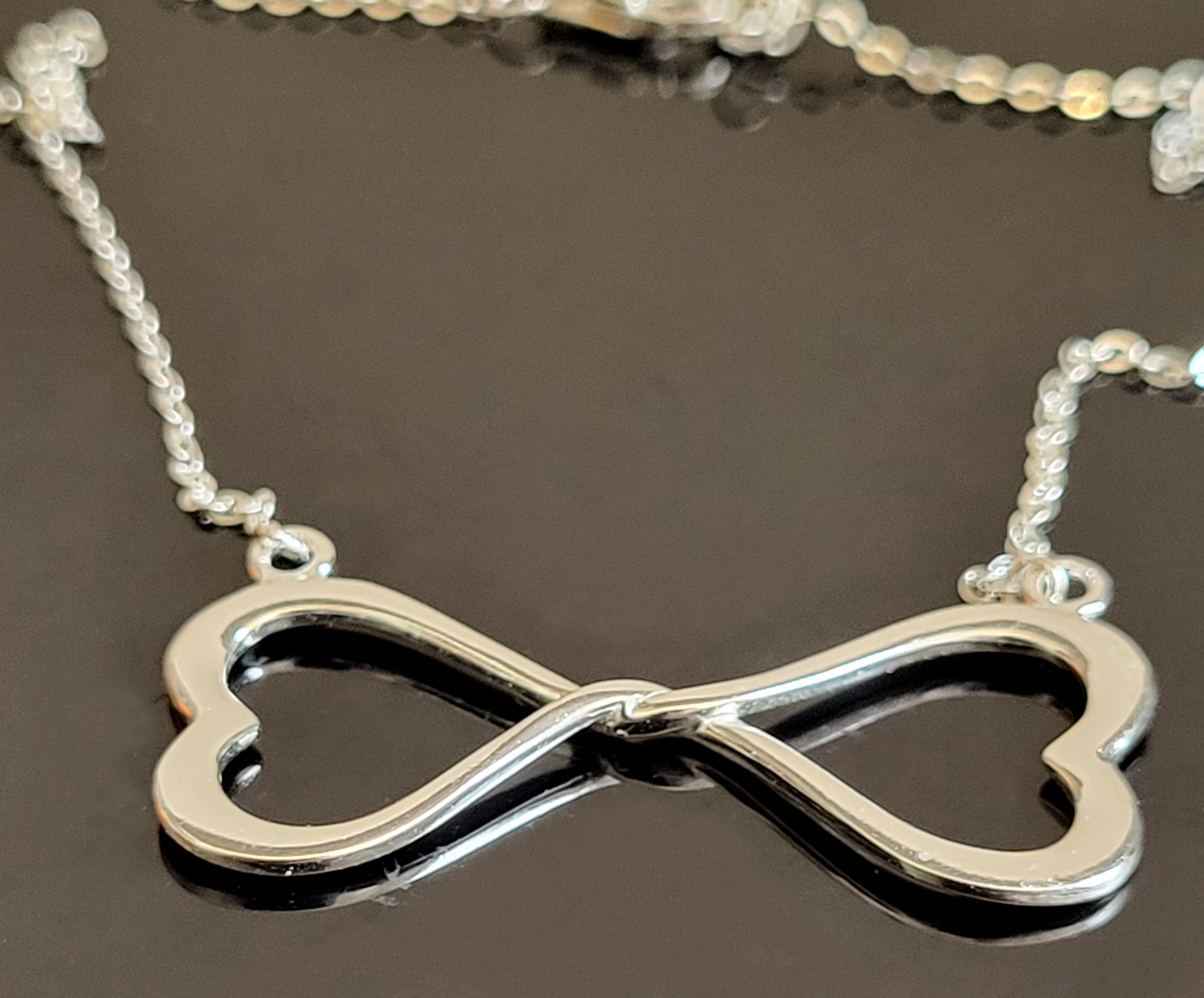 Collier symbole d'amour éternel en argent 925 sterling avec un pendentif de de deux cœurs entrelacés de manière éternel Eternal Love Knot