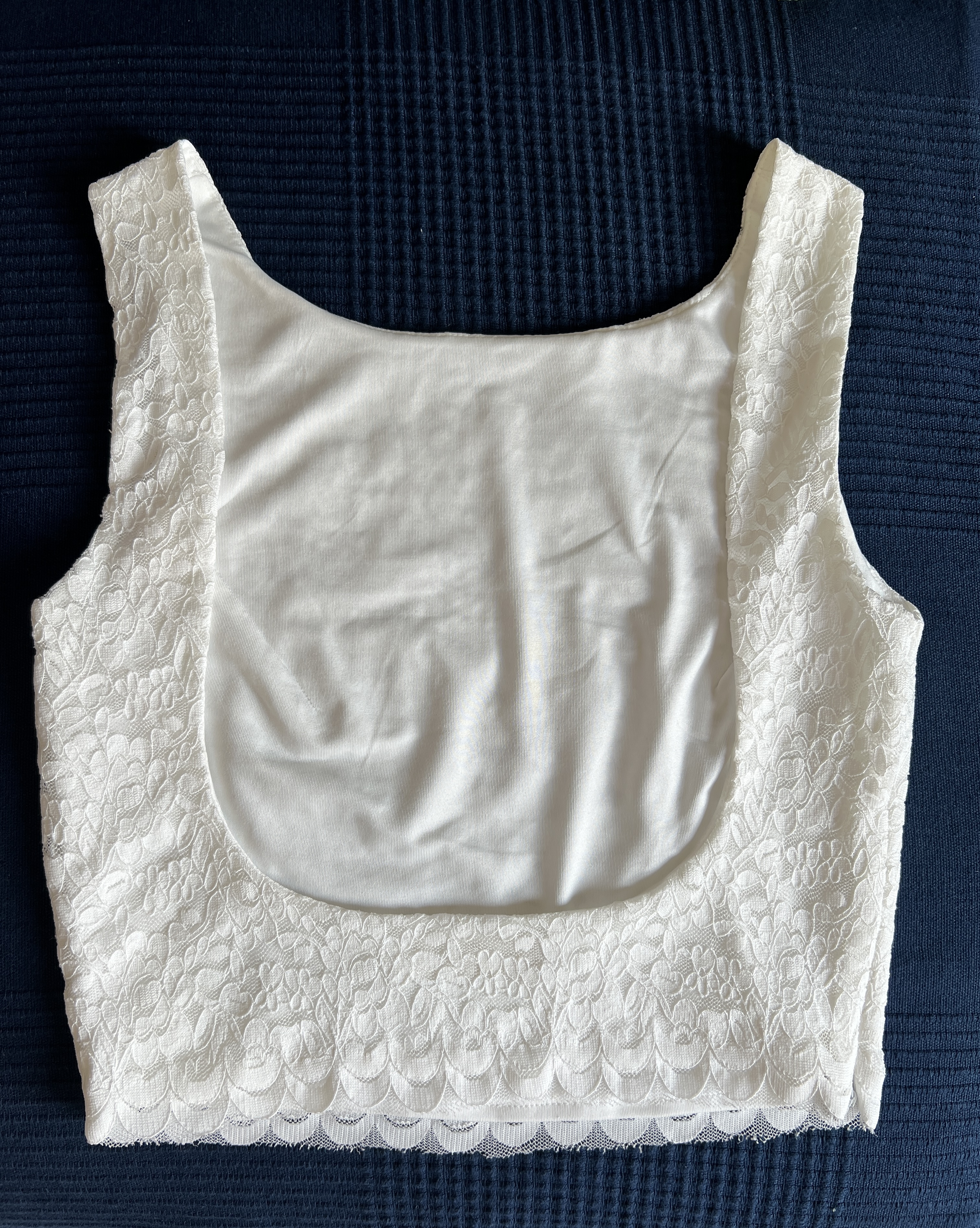 Top Corto de Encaje Blanco Hecho a mano – XS