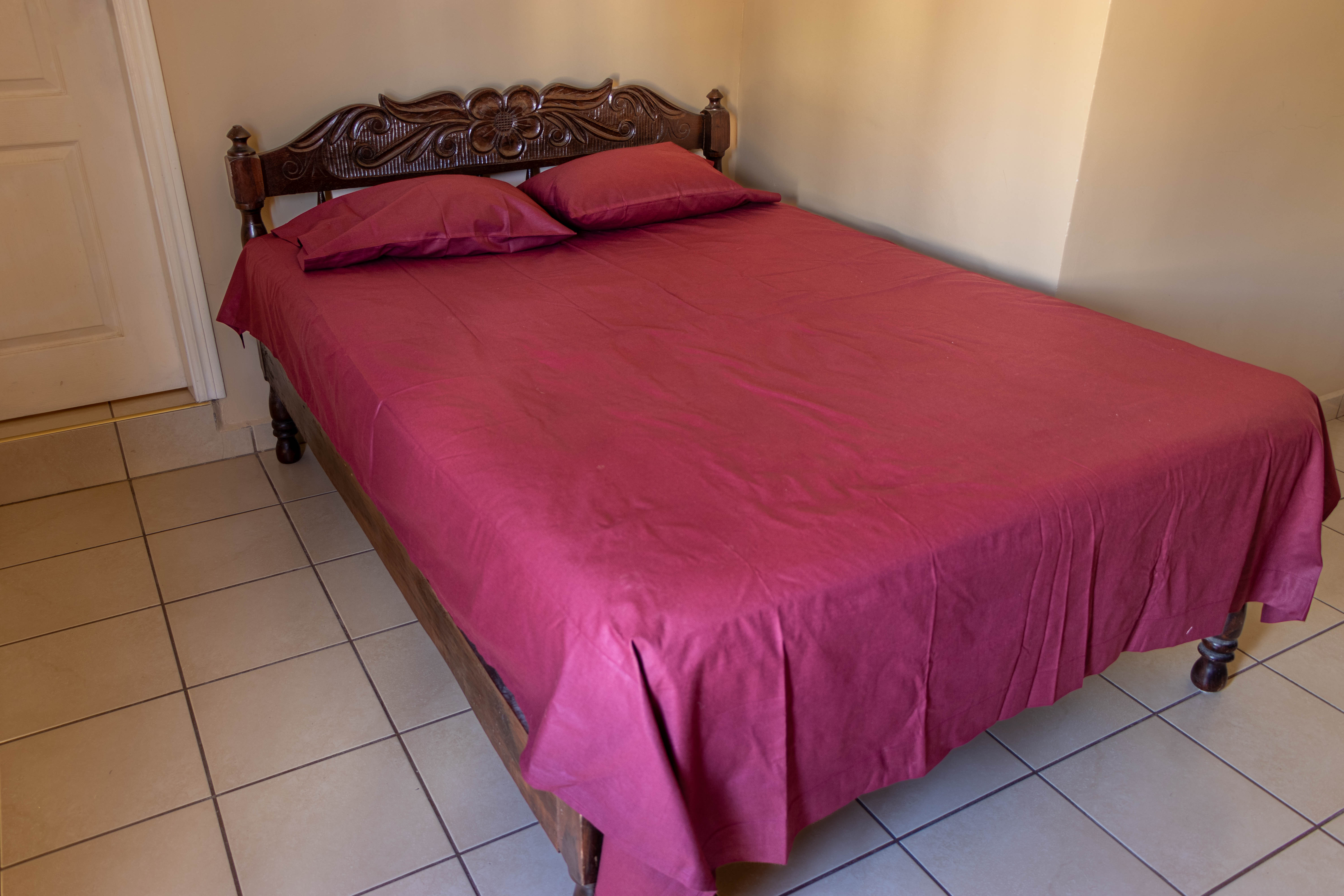 Juego de cama matrimonial color vino
