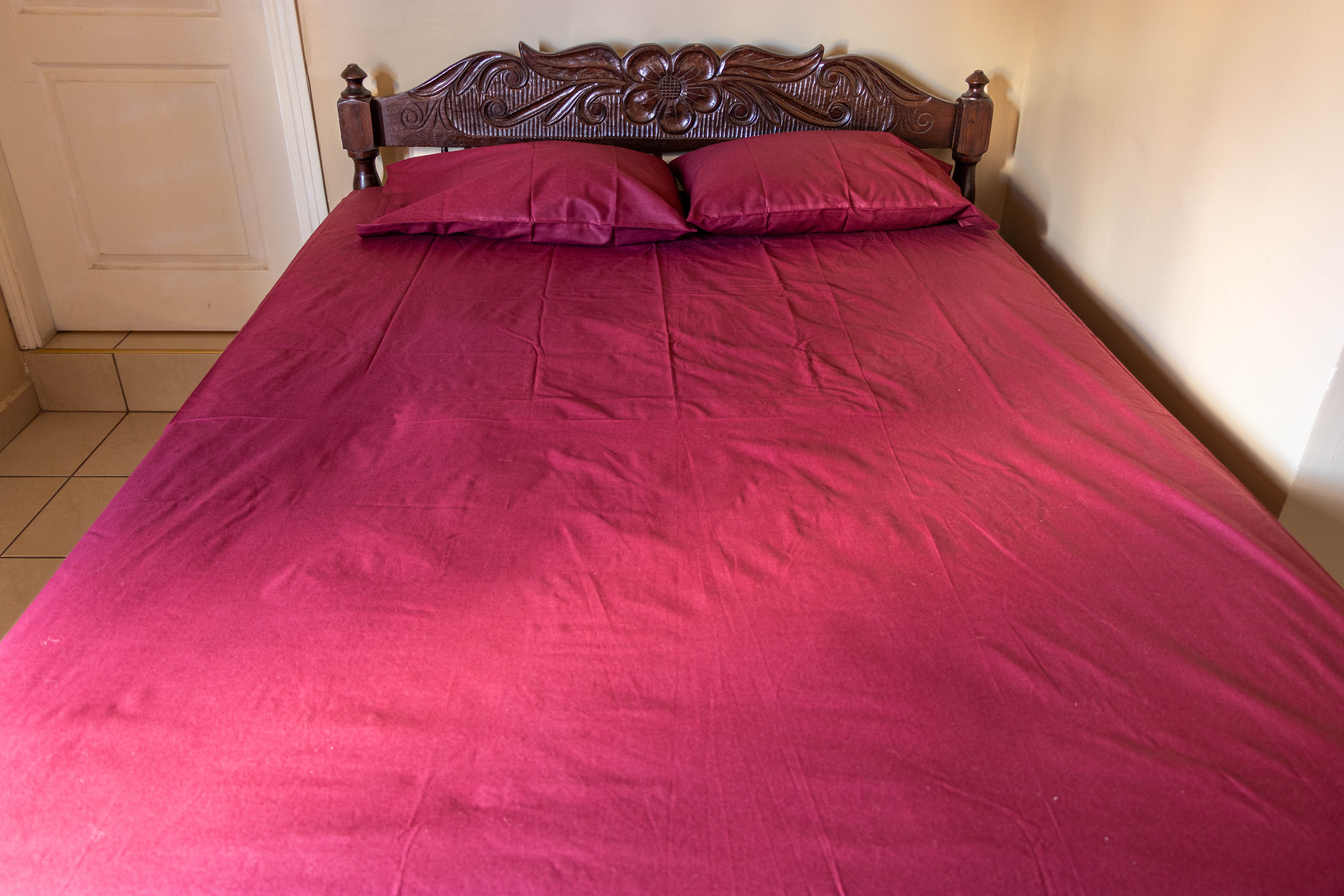 Juego de cama matrimonial color vino