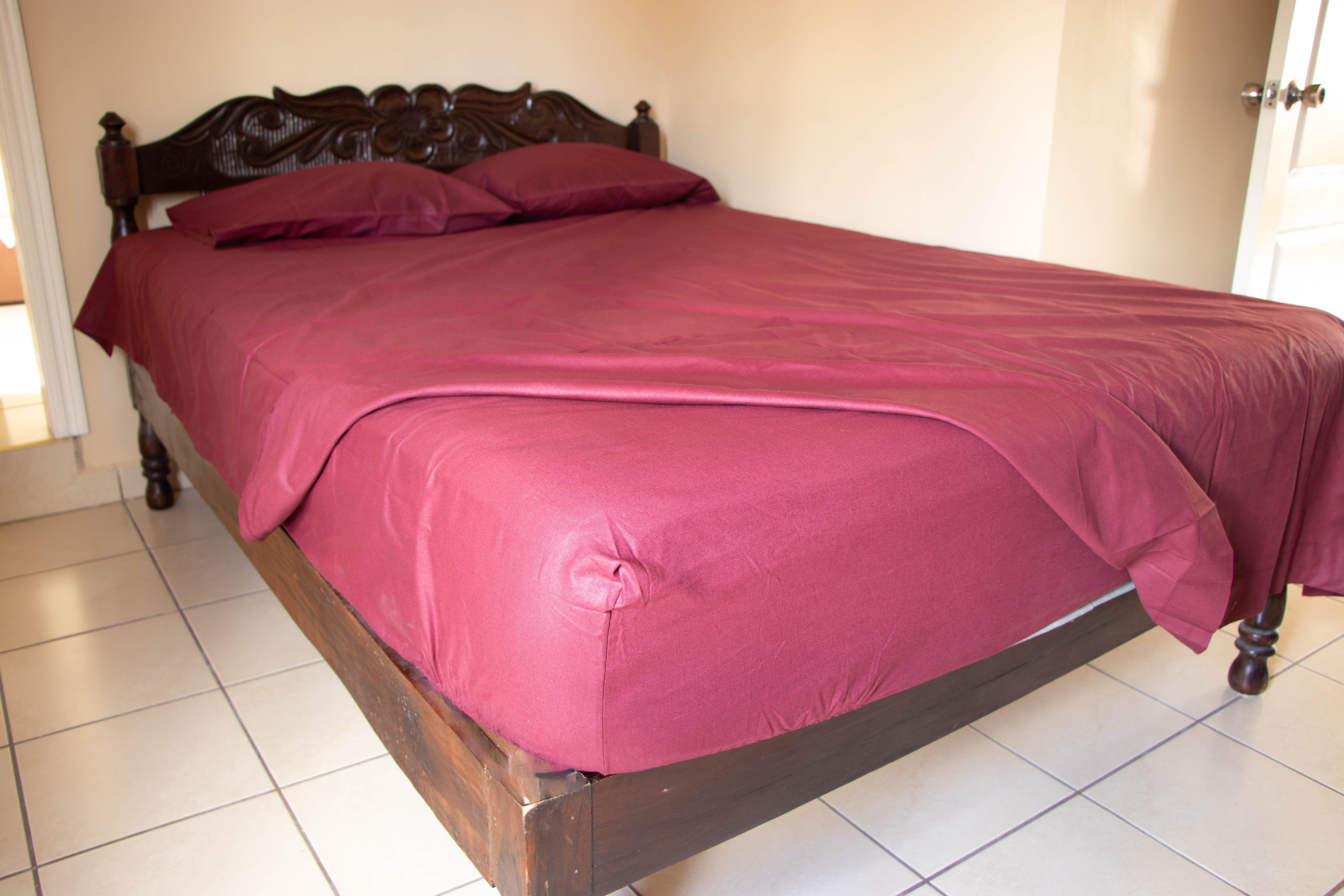 Juego de cama matrimonial color vino