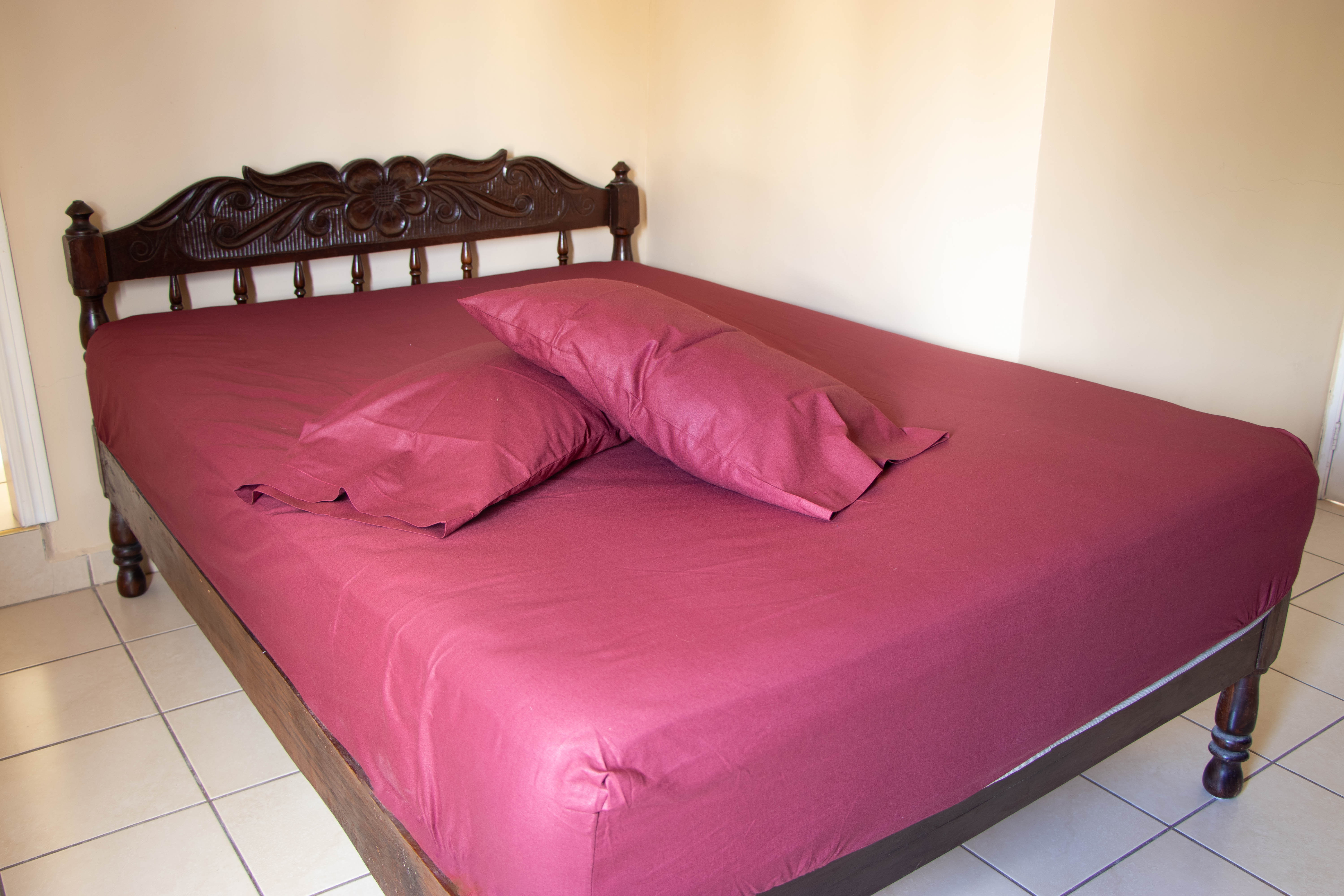 Juego de cama matrimonial color vino