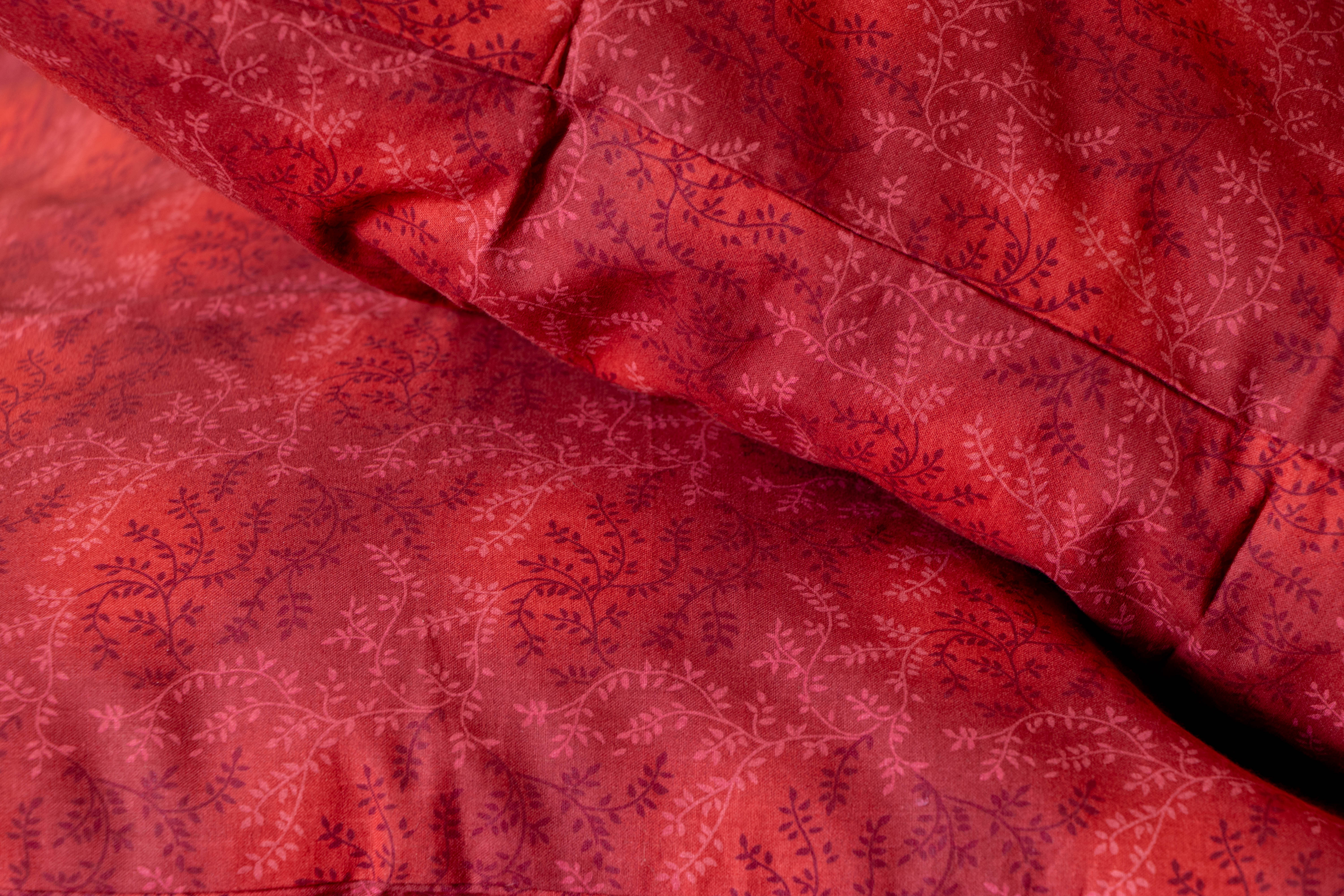 Juego de cama matrimonial color rojo floreado