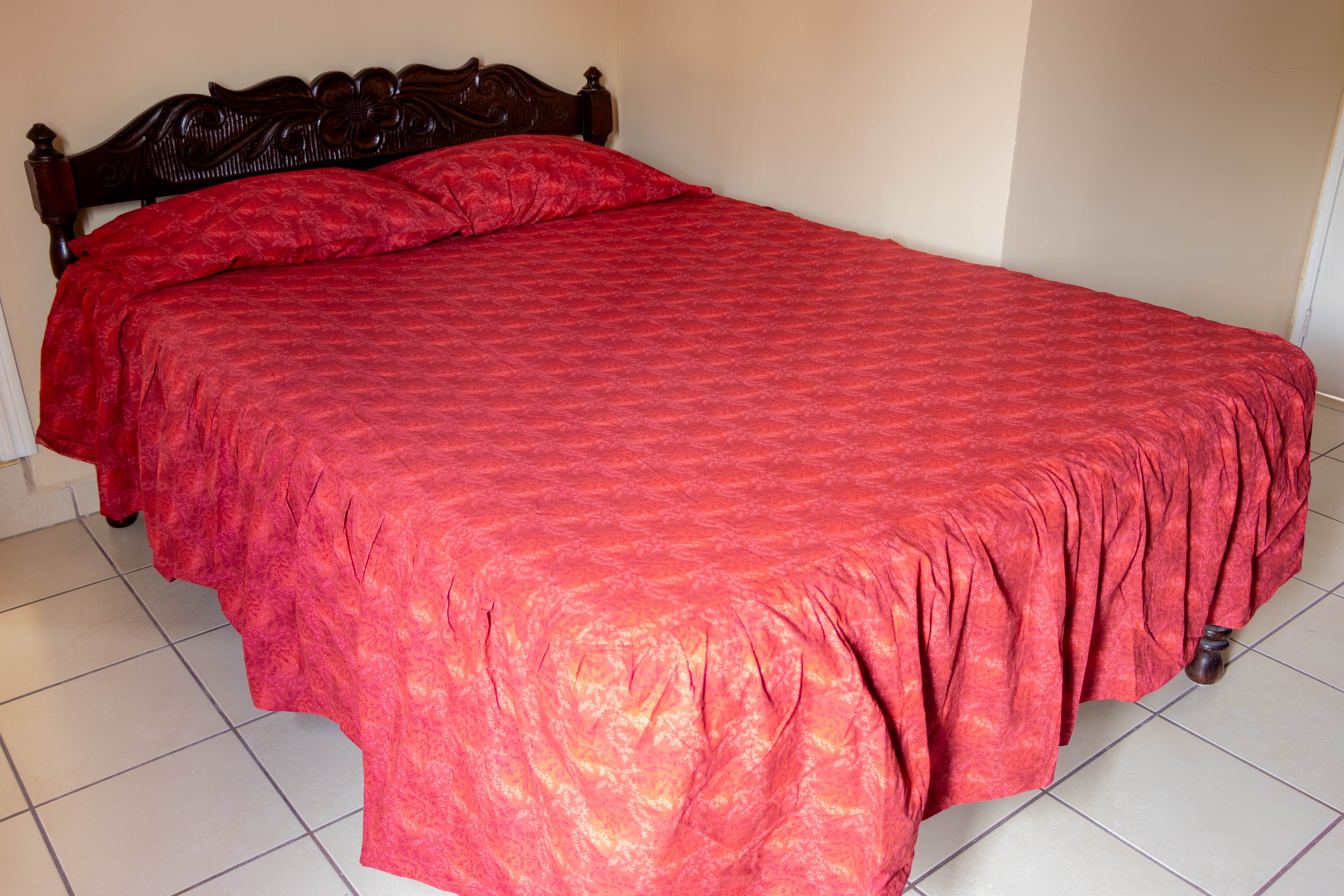 Juego de cama matrimonial color rojo floreado