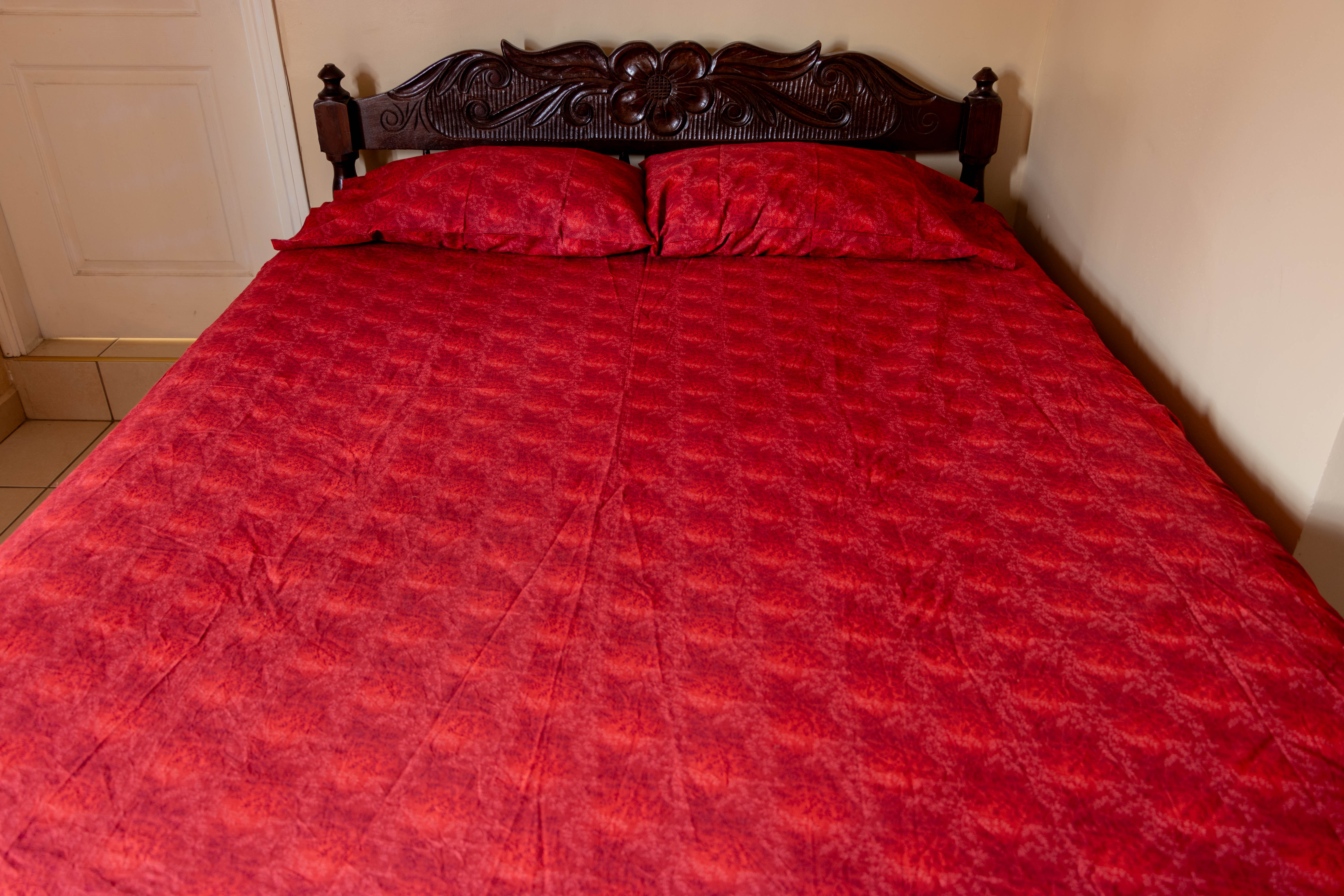 Juego de cama matrimonial color rojo floreado
