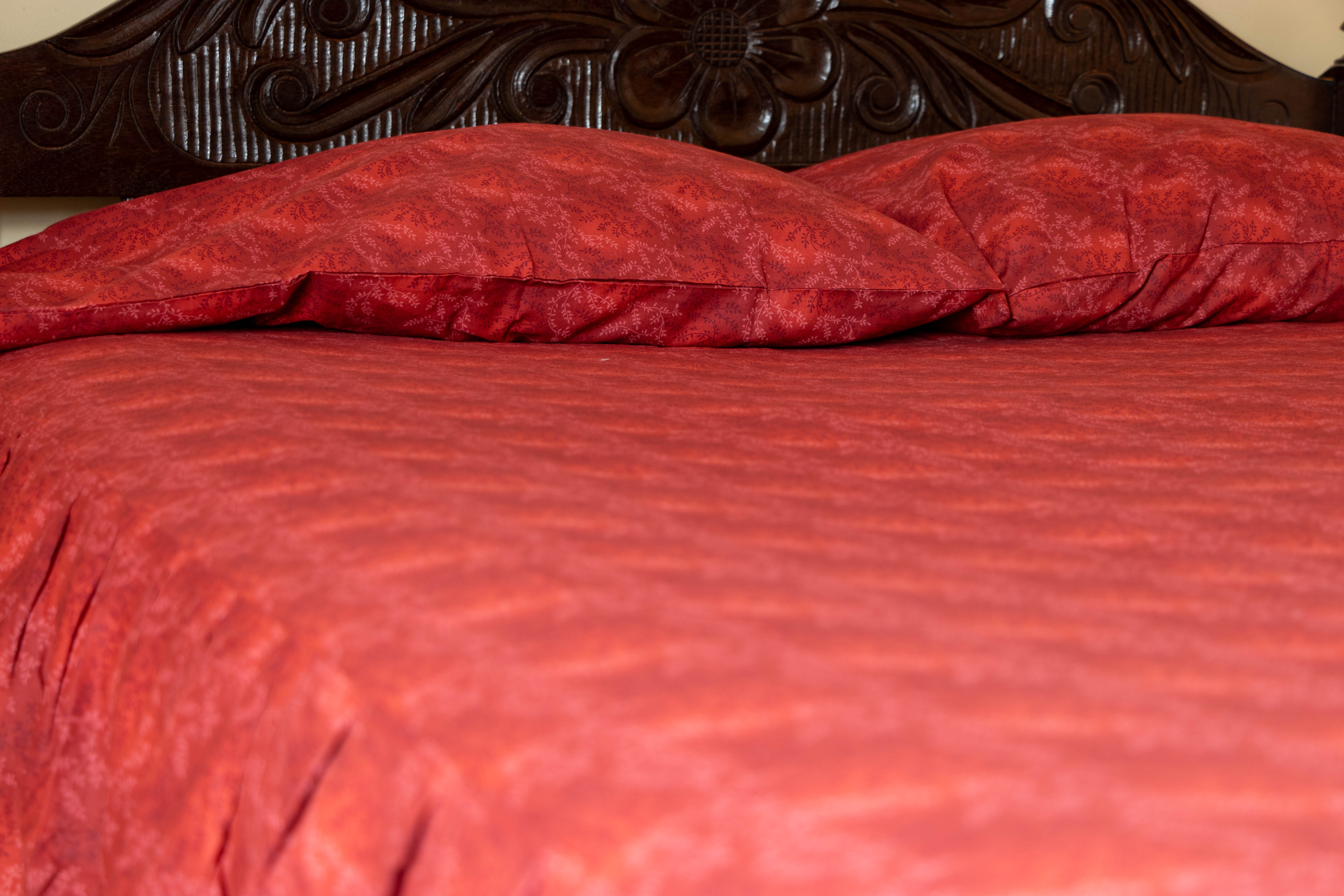 Juego de cama matrimonial color rojo floreado
