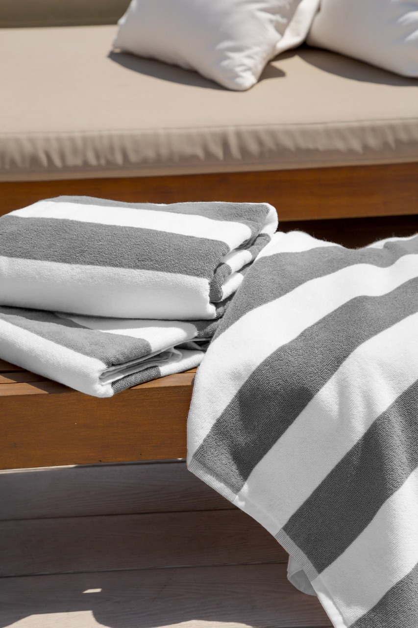 Toallas de playa y pileta a rayas