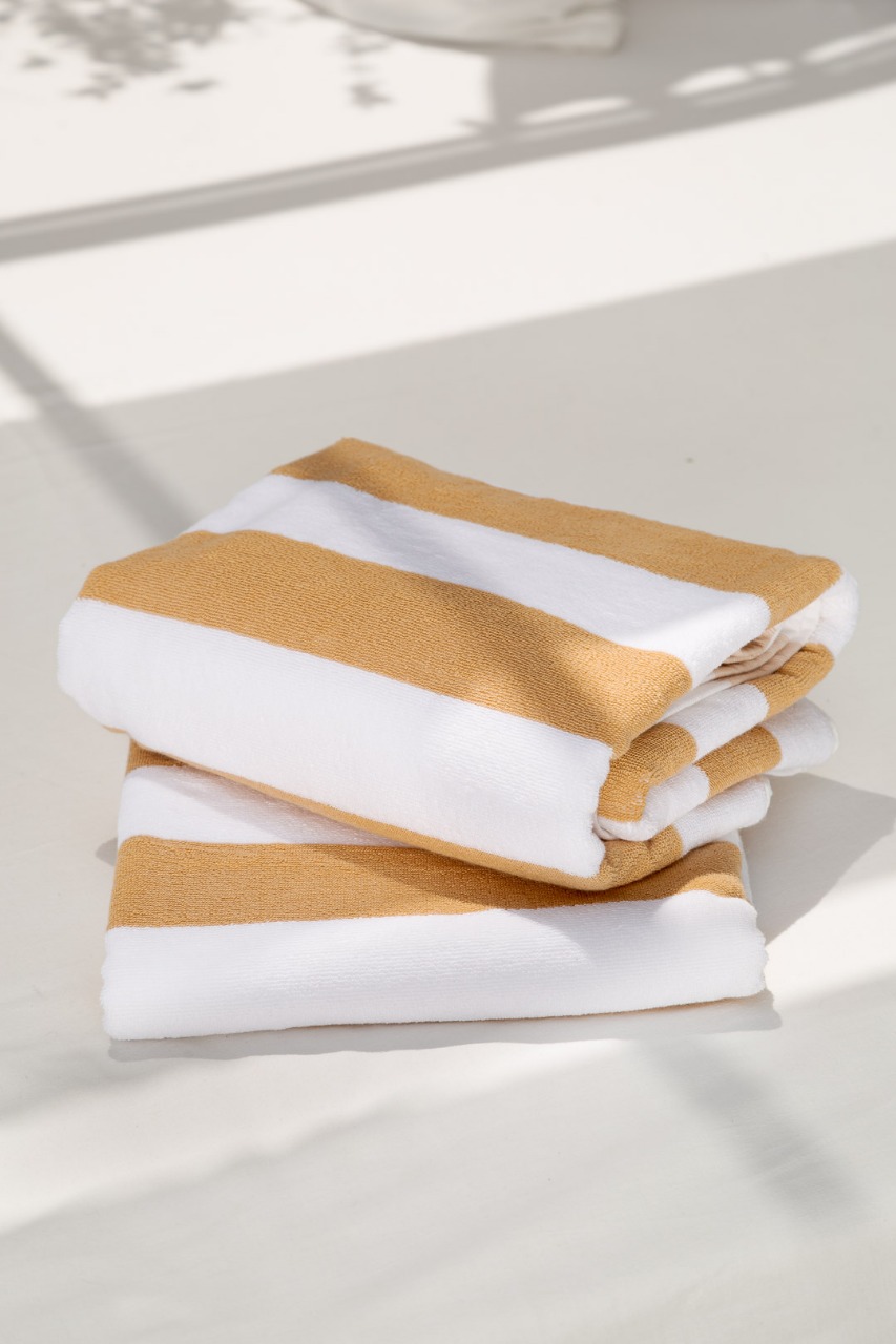 Toallas de playa y pileta a rayas