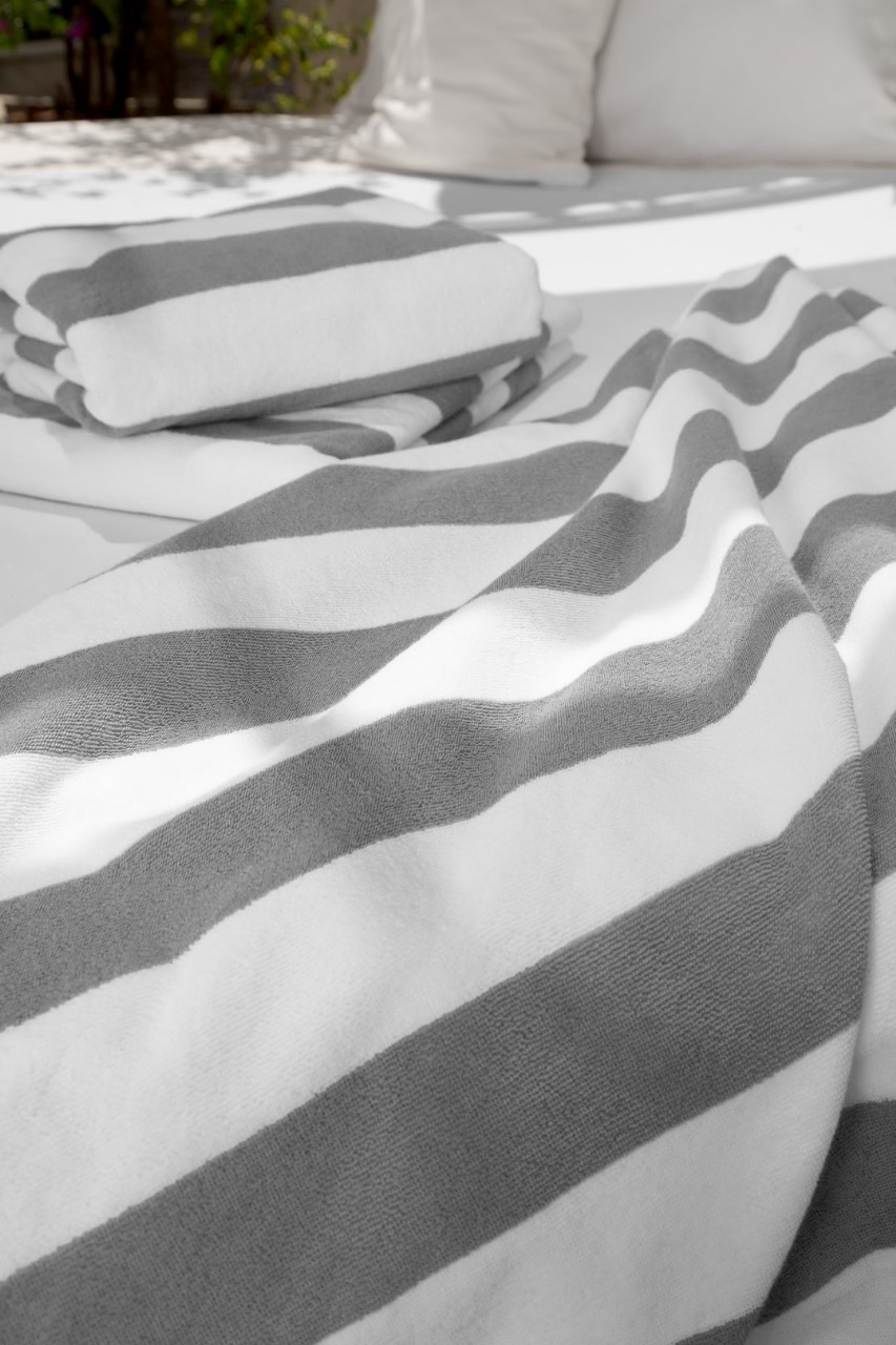 Toallas de playa y pileta a rayas