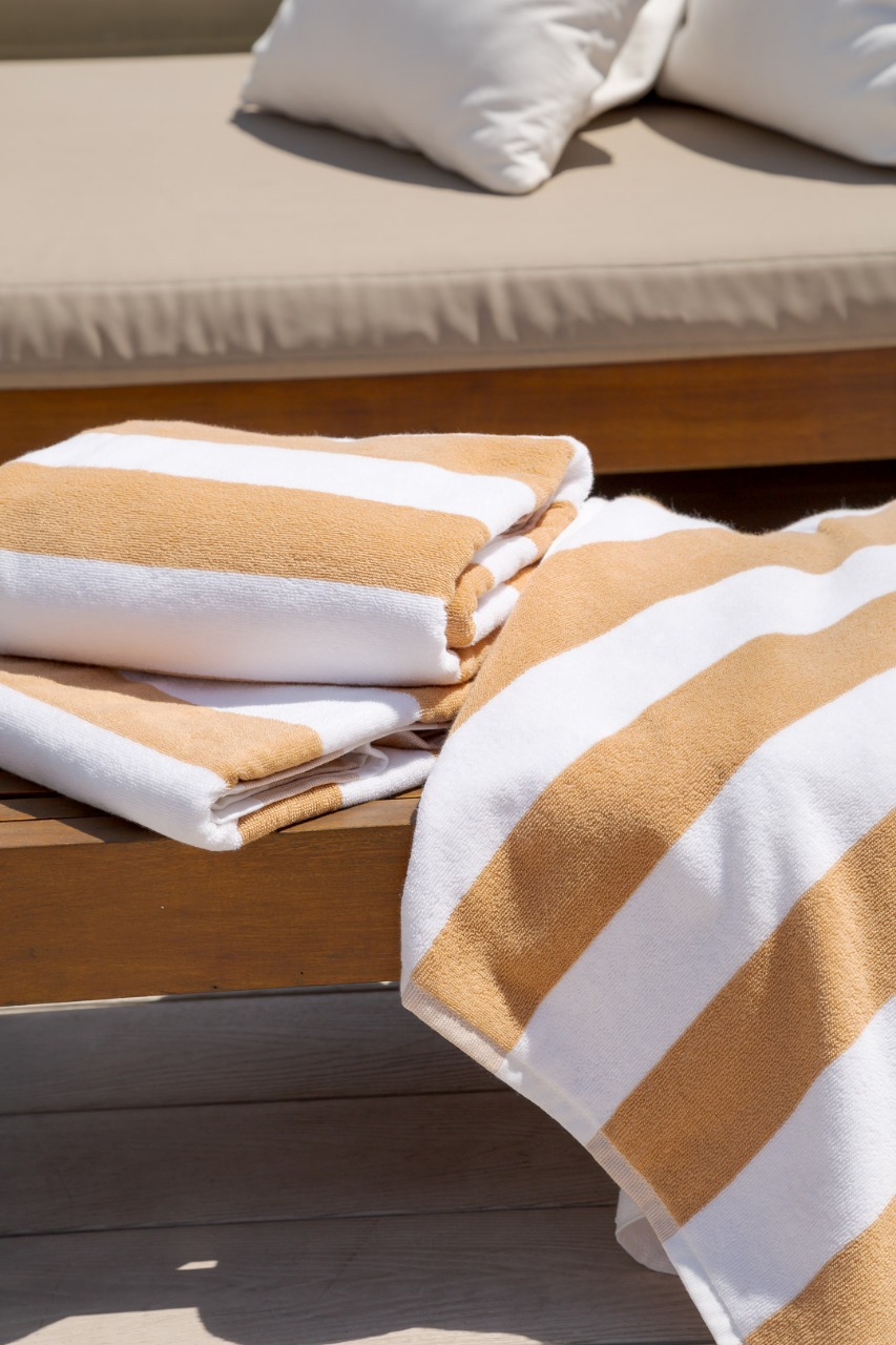 Toallas de playa y pileta a rayas