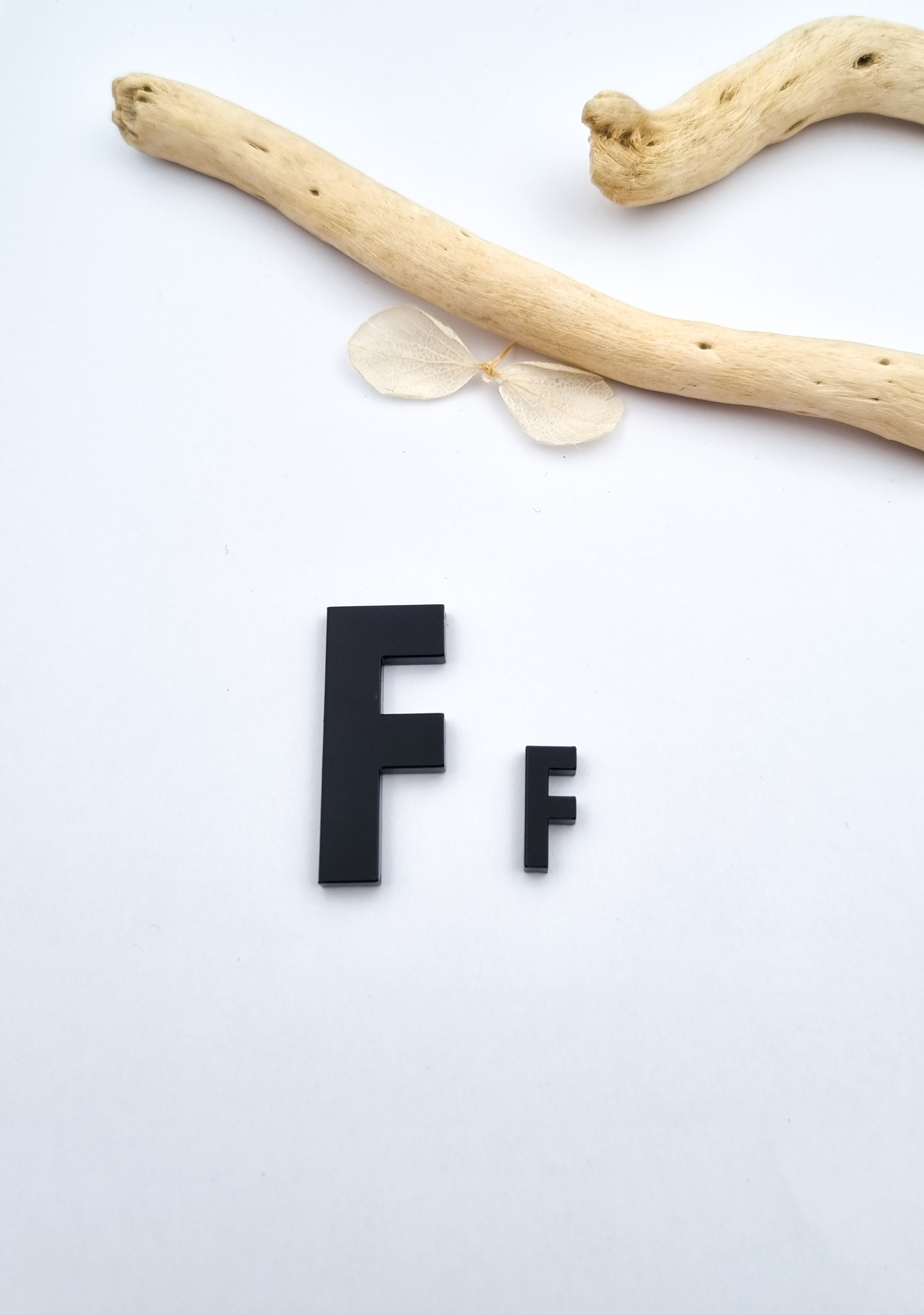 „F“