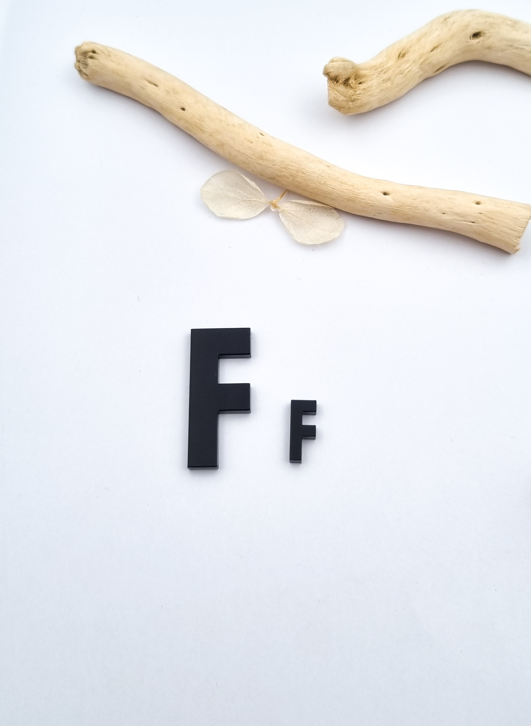 „F“