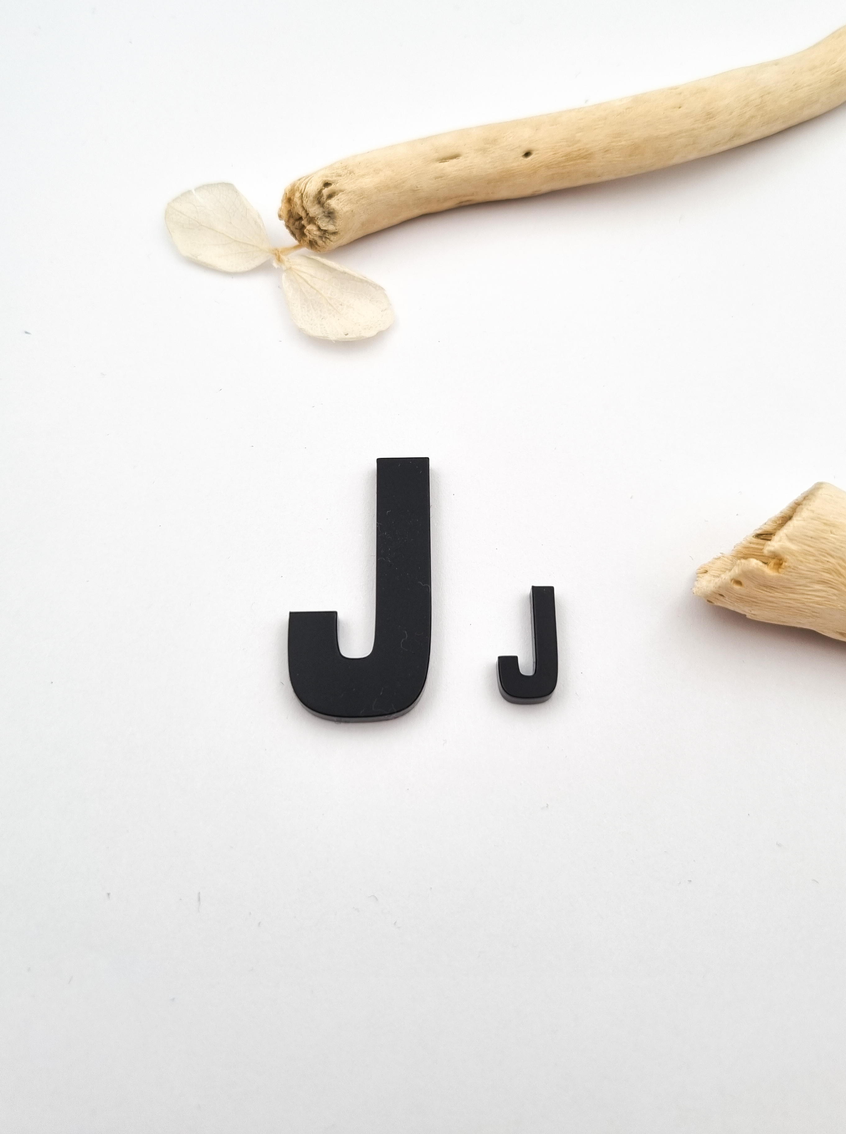 „J“