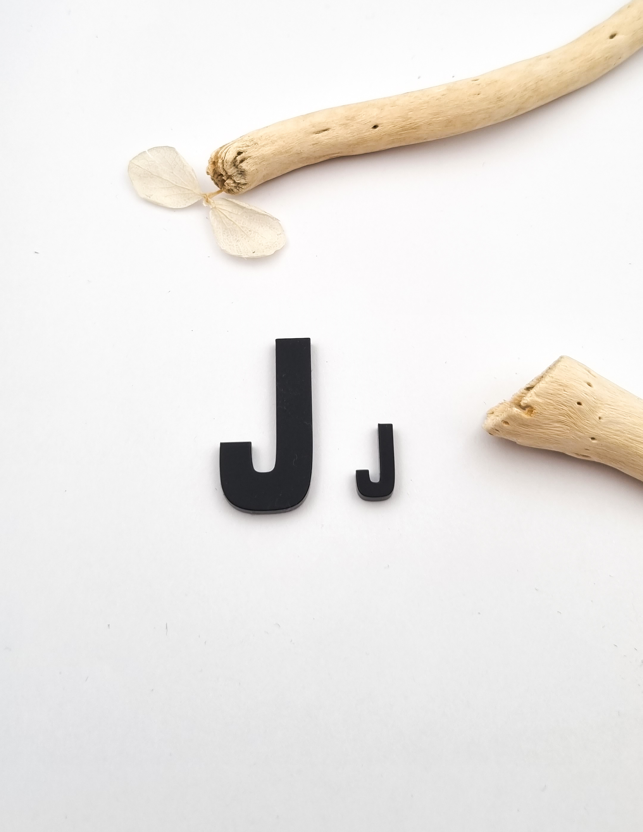 „J“