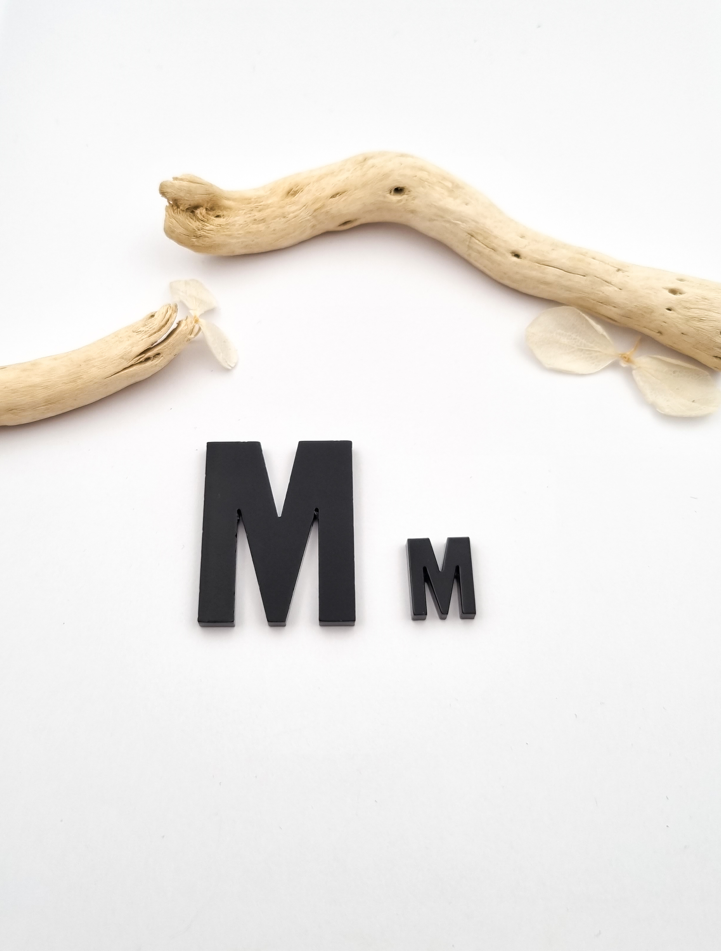 „M“