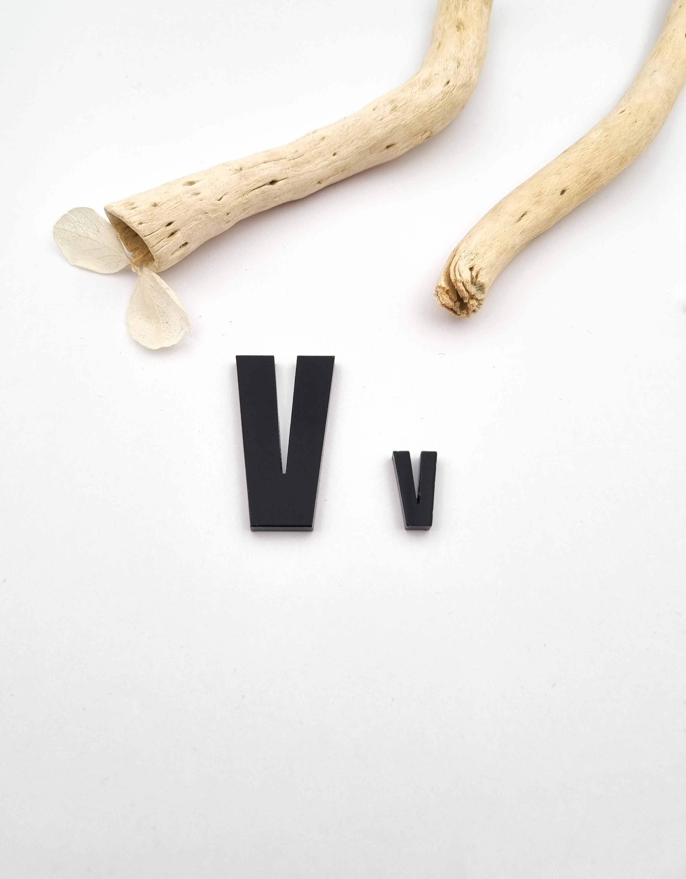 „V“