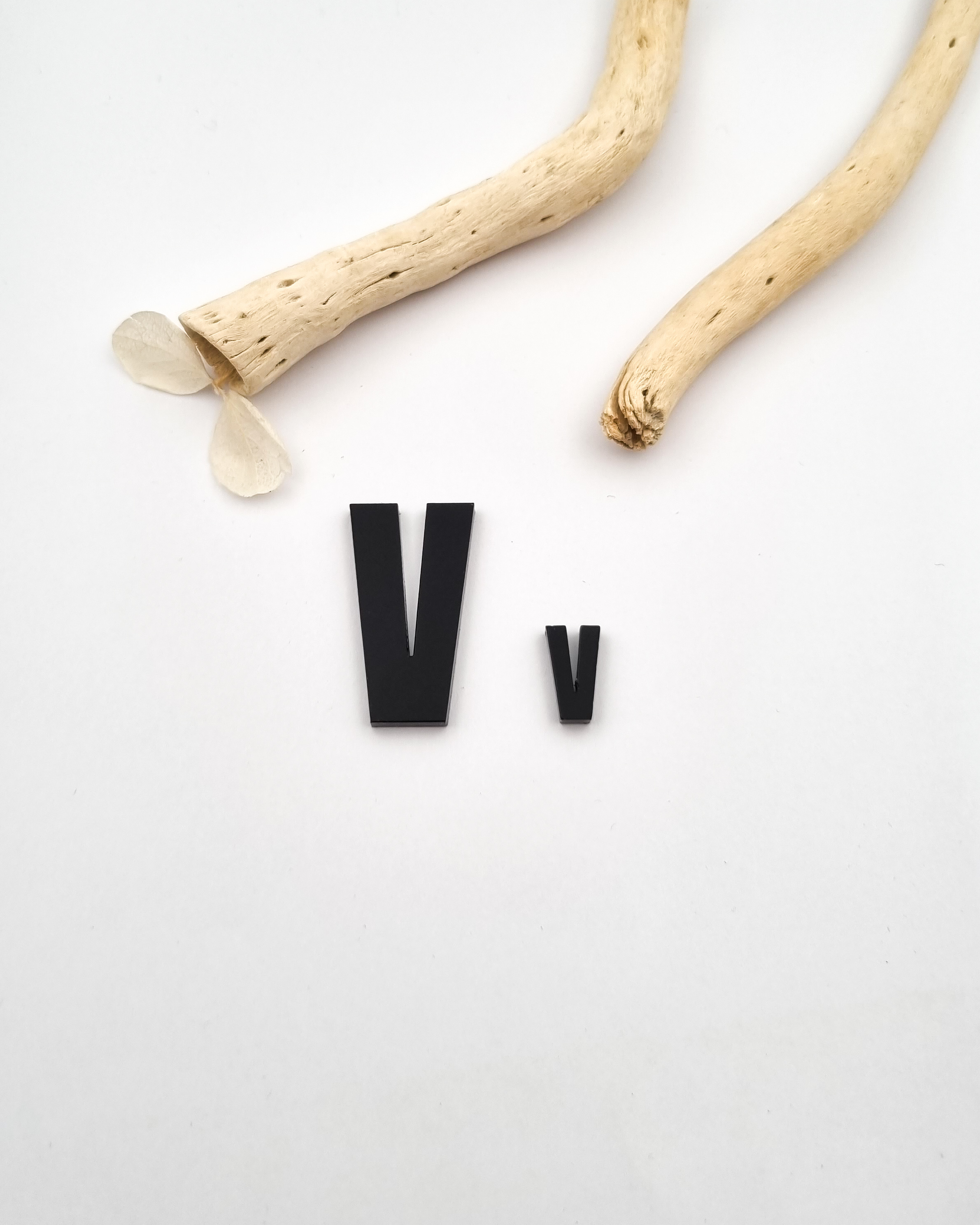 „V“