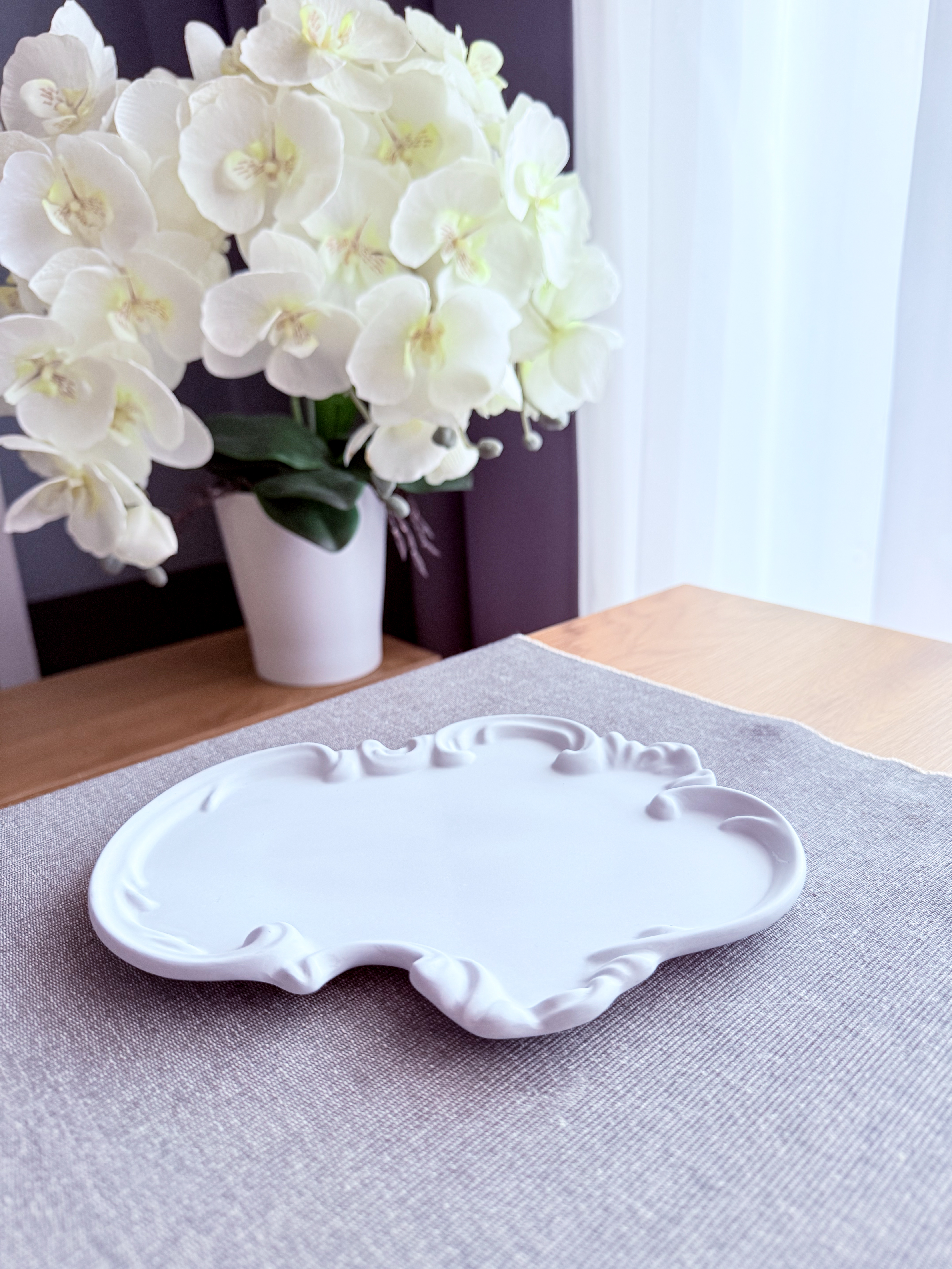 Retro stiliaus šviesiai pilkas padėklas papuošalams