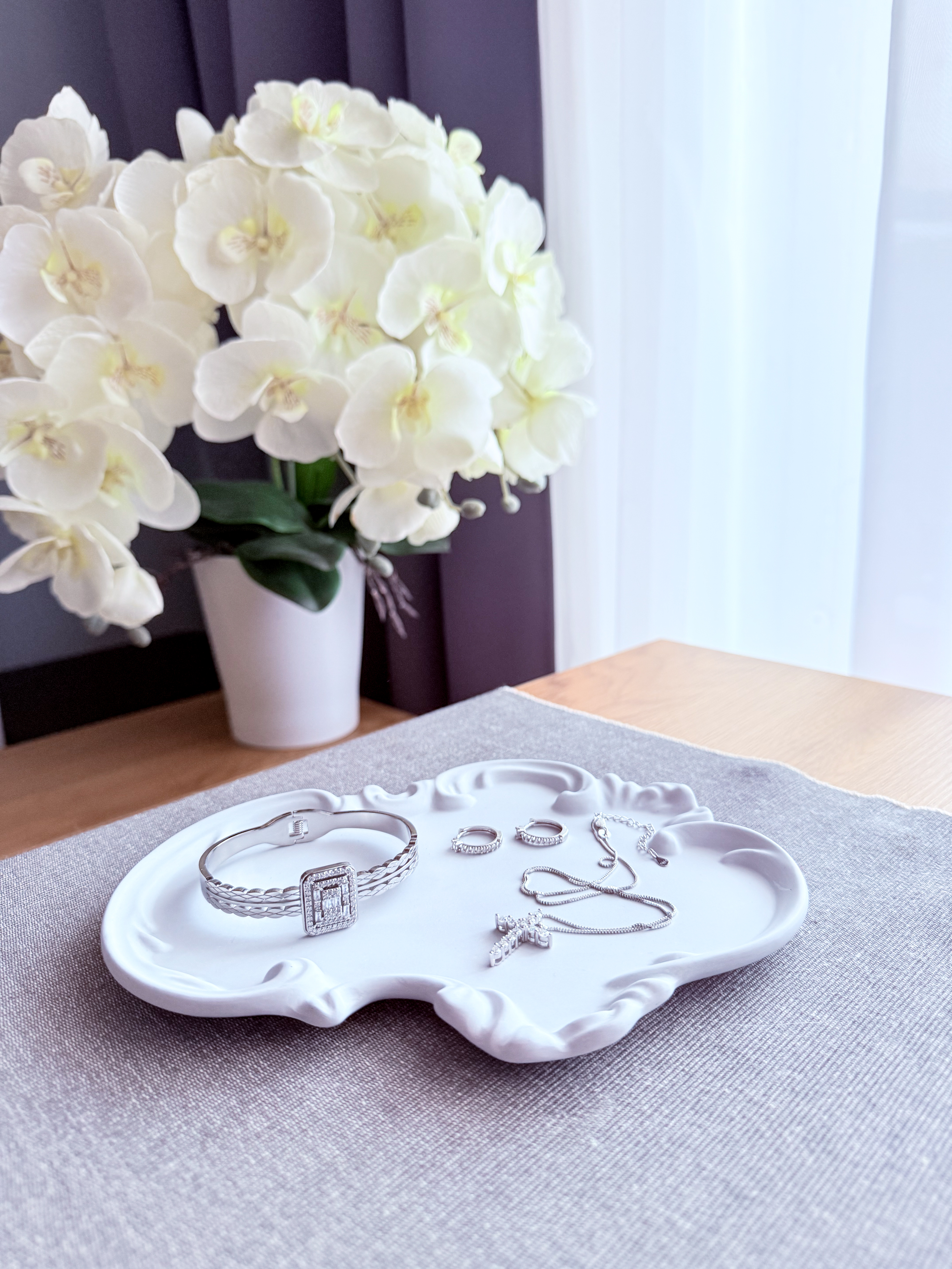 Retro stiliaus šviesiai pilkas padėklas papuošalams