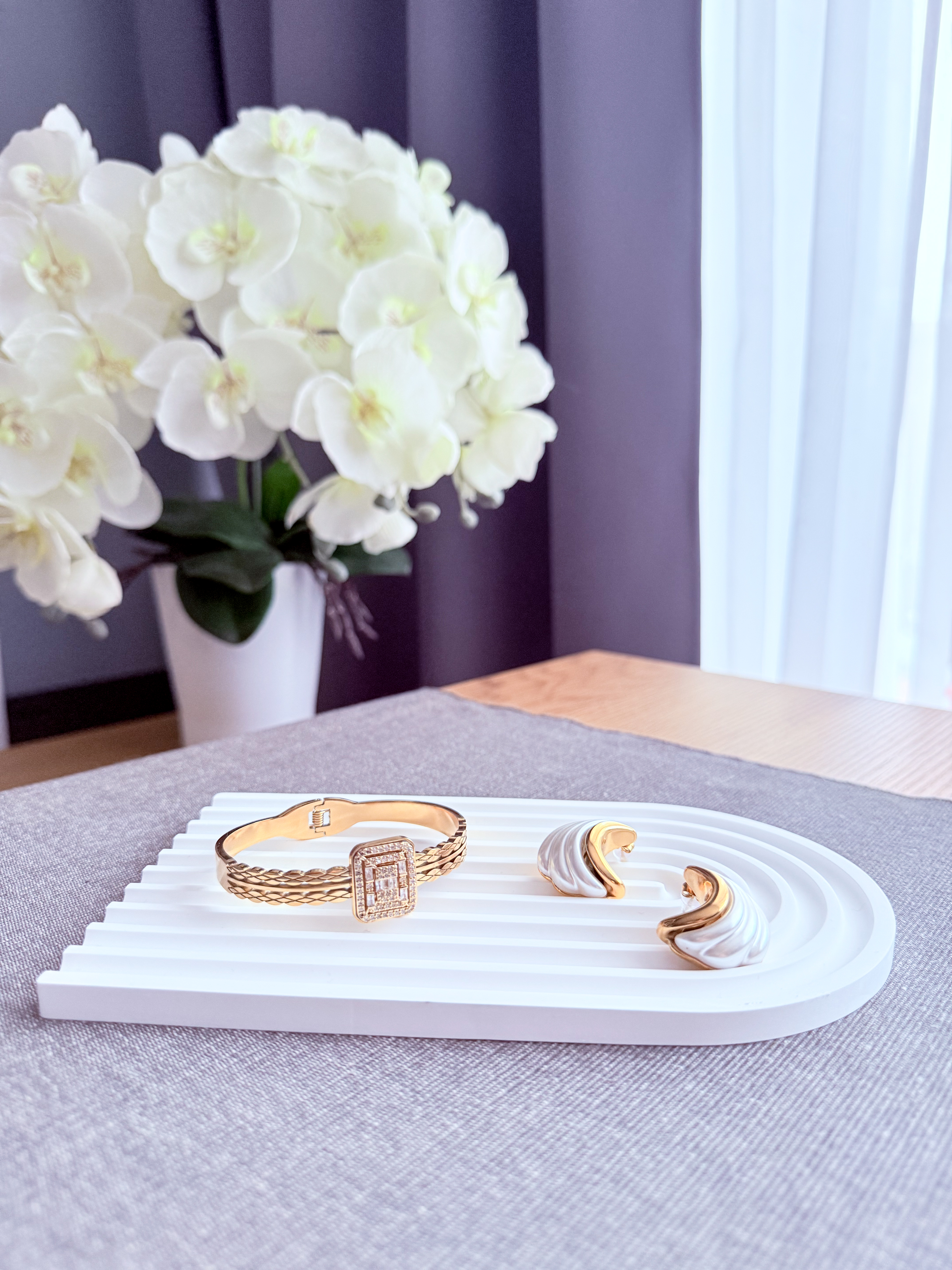 Baltas (su pilkomis detalėmis) banguotas padėklas papuošalams