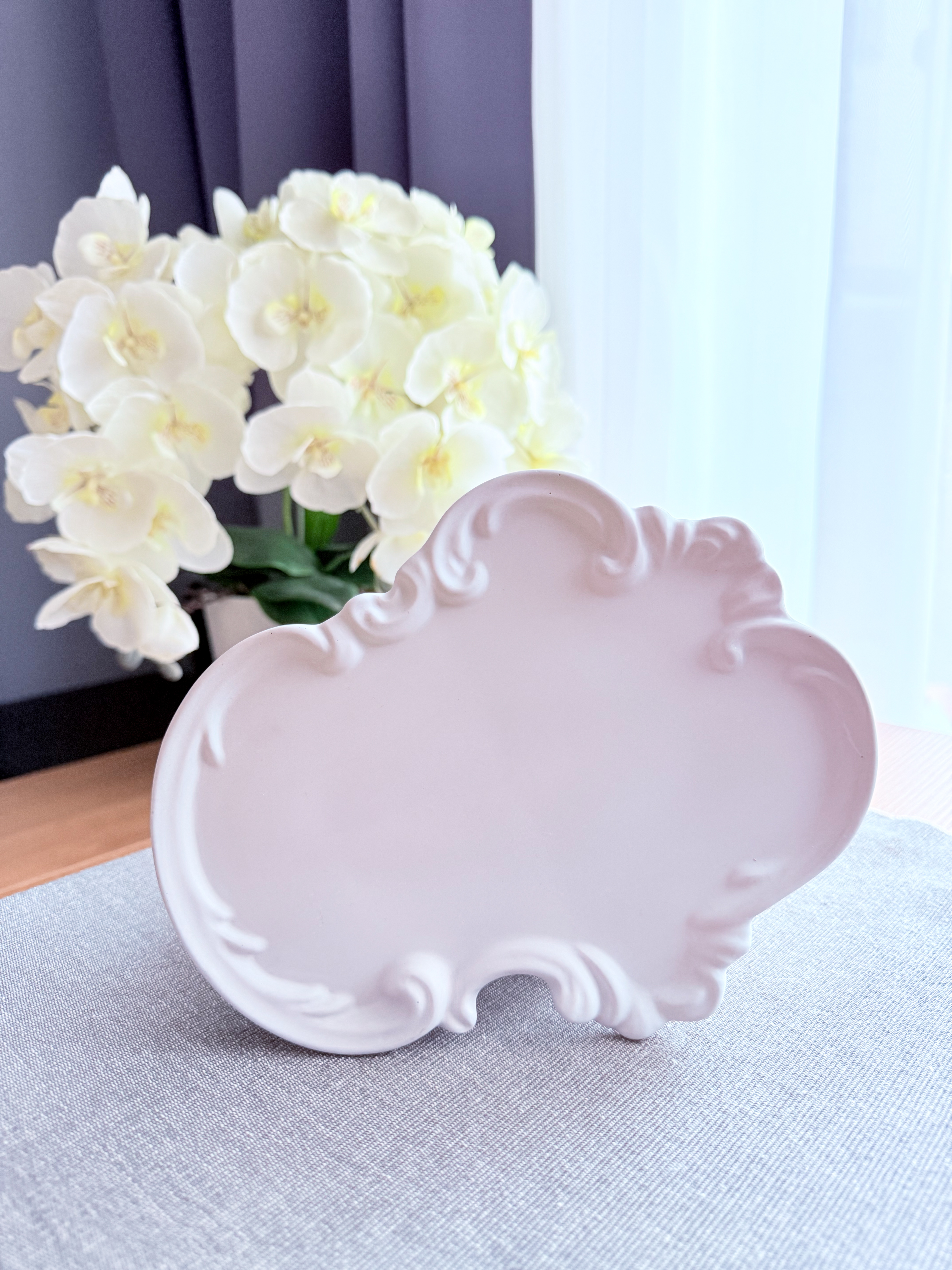 Retro stiliaus šviesiai pilkas padėklas papuošalams