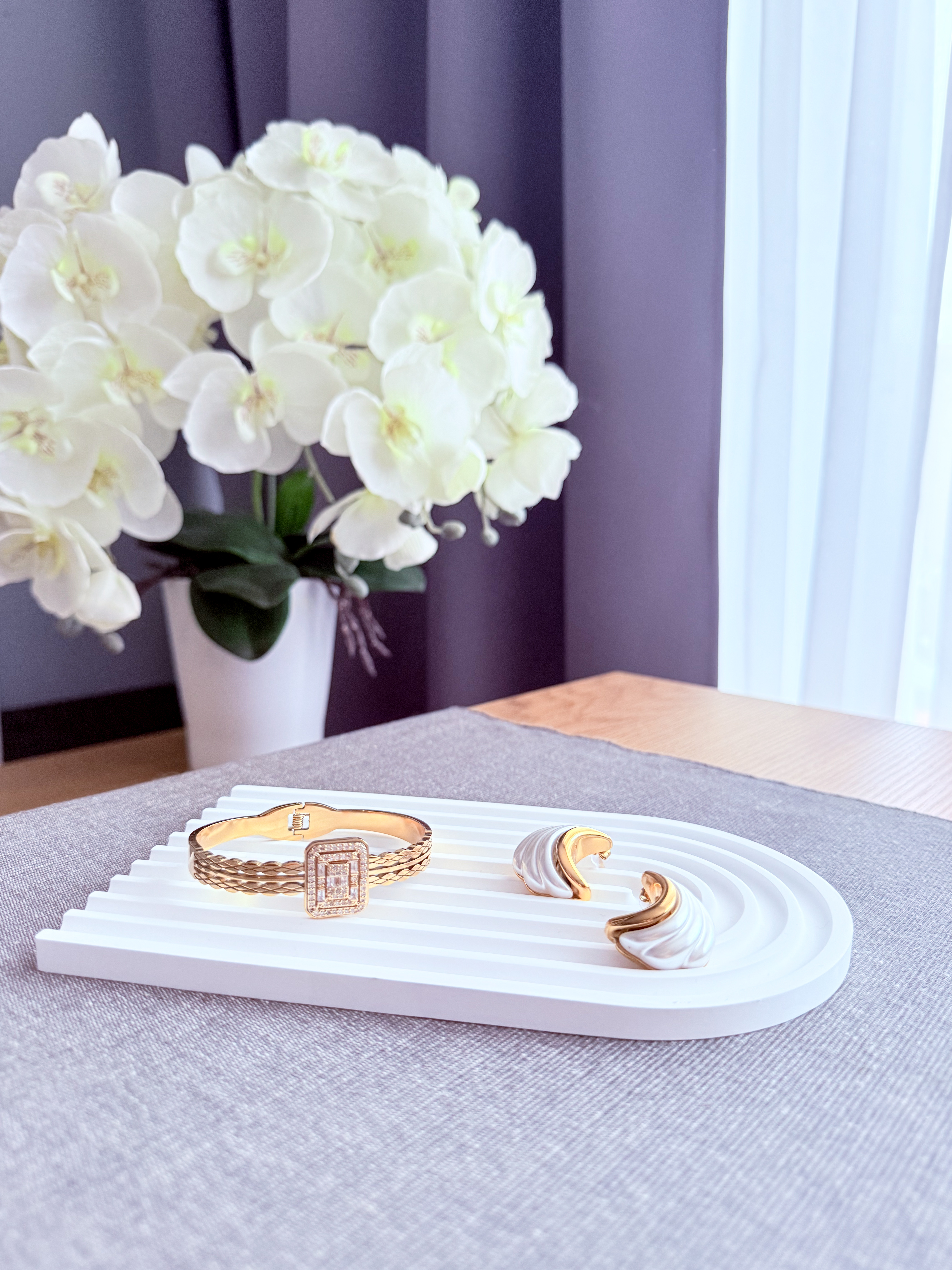 Baltas banguotas padėklas papuošalams