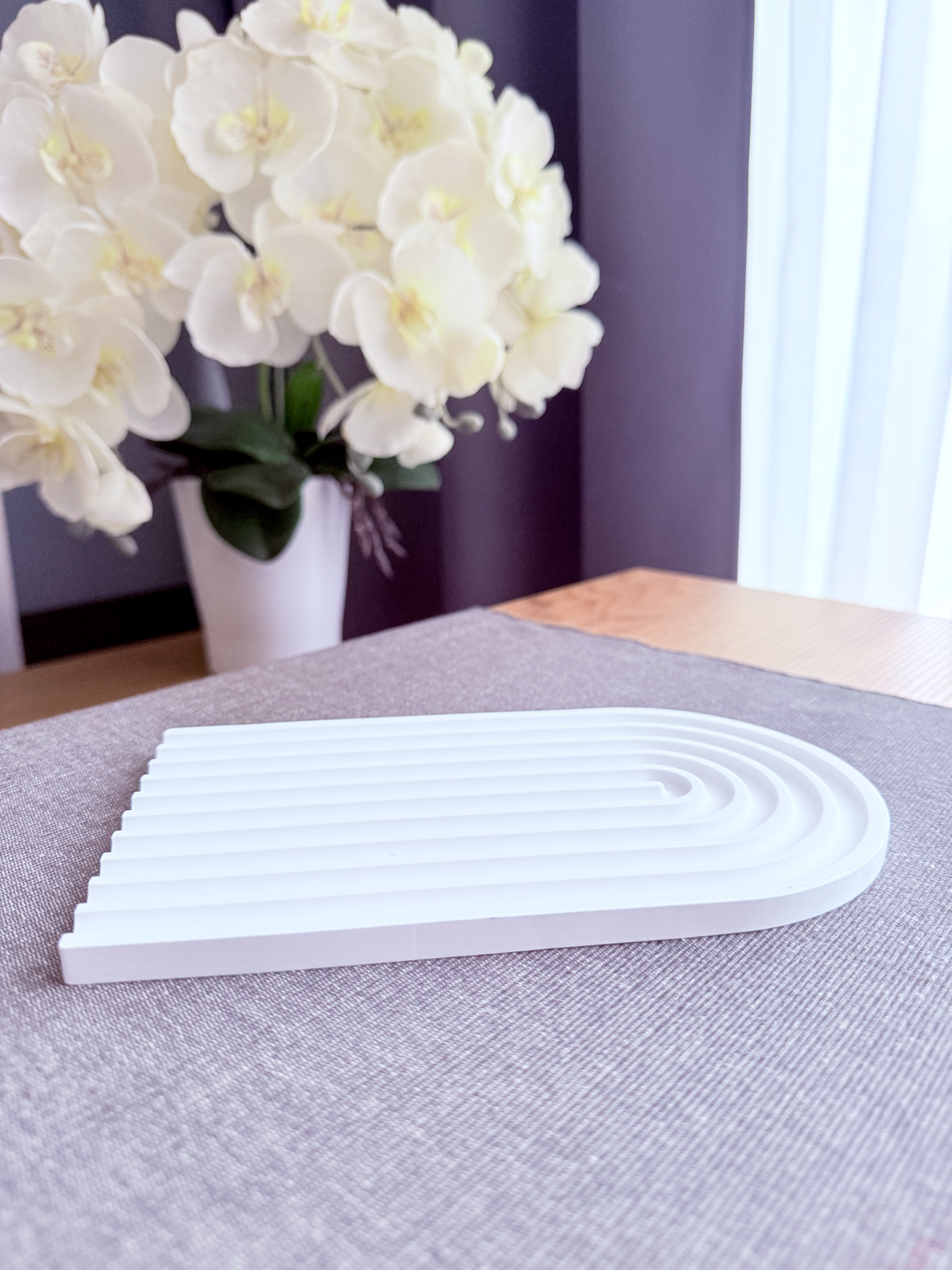 Baltas banguotas padėklas papuošalams