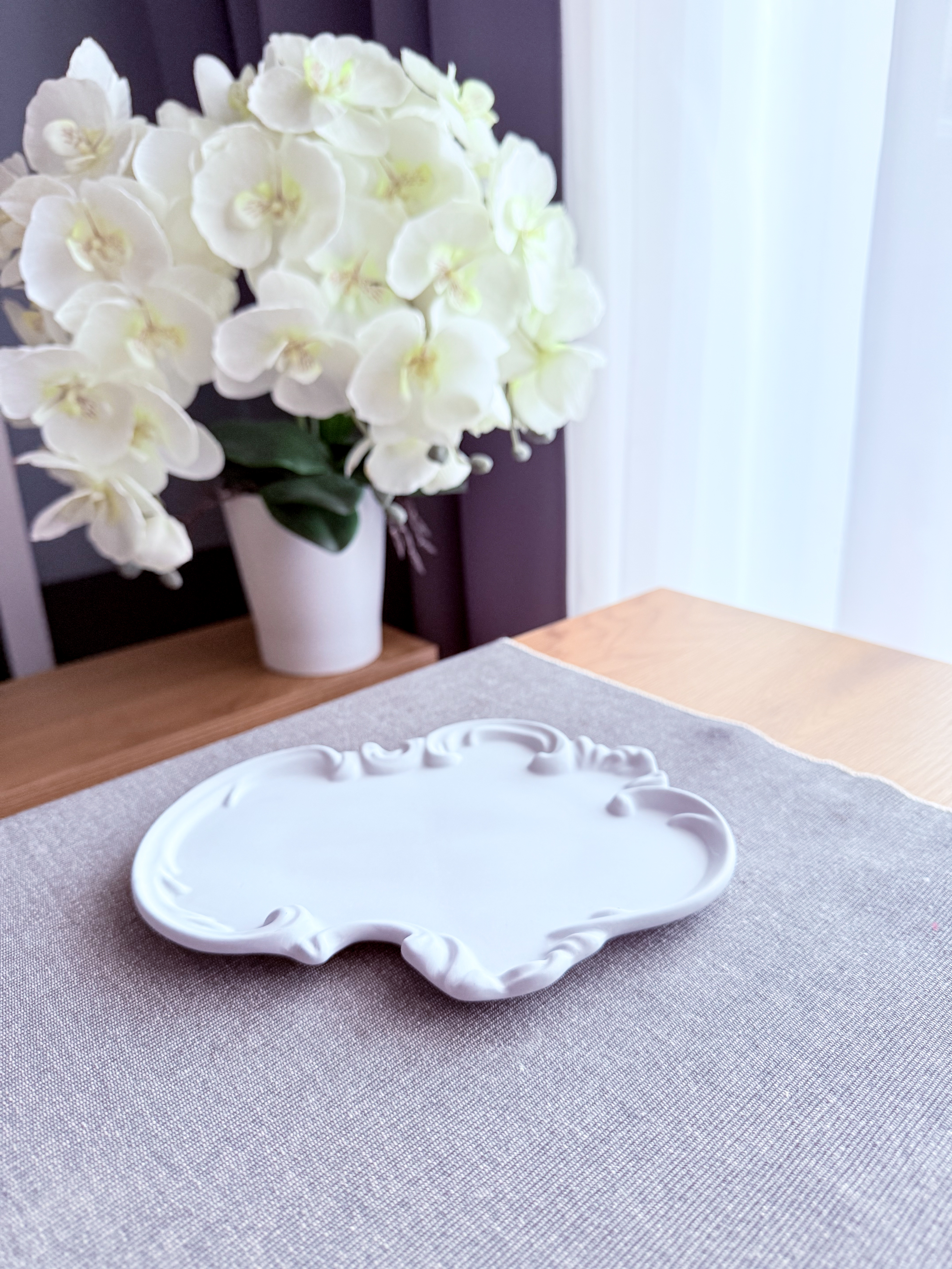 Retro stiliaus šviesiai pilkas padėklas papuošalams