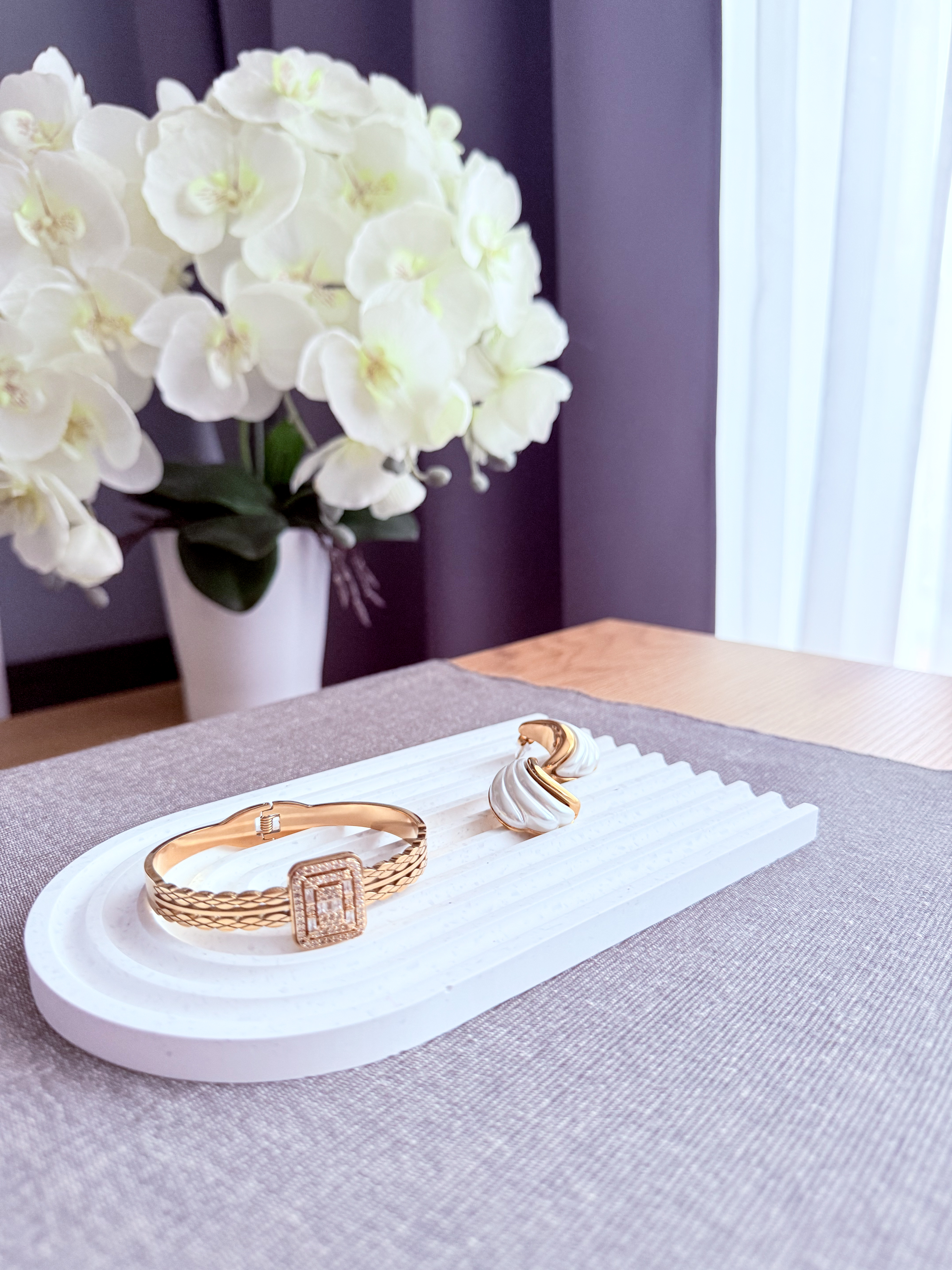 Baltas (su pilkomis detalėmis) banguotas padėklas papuošalams