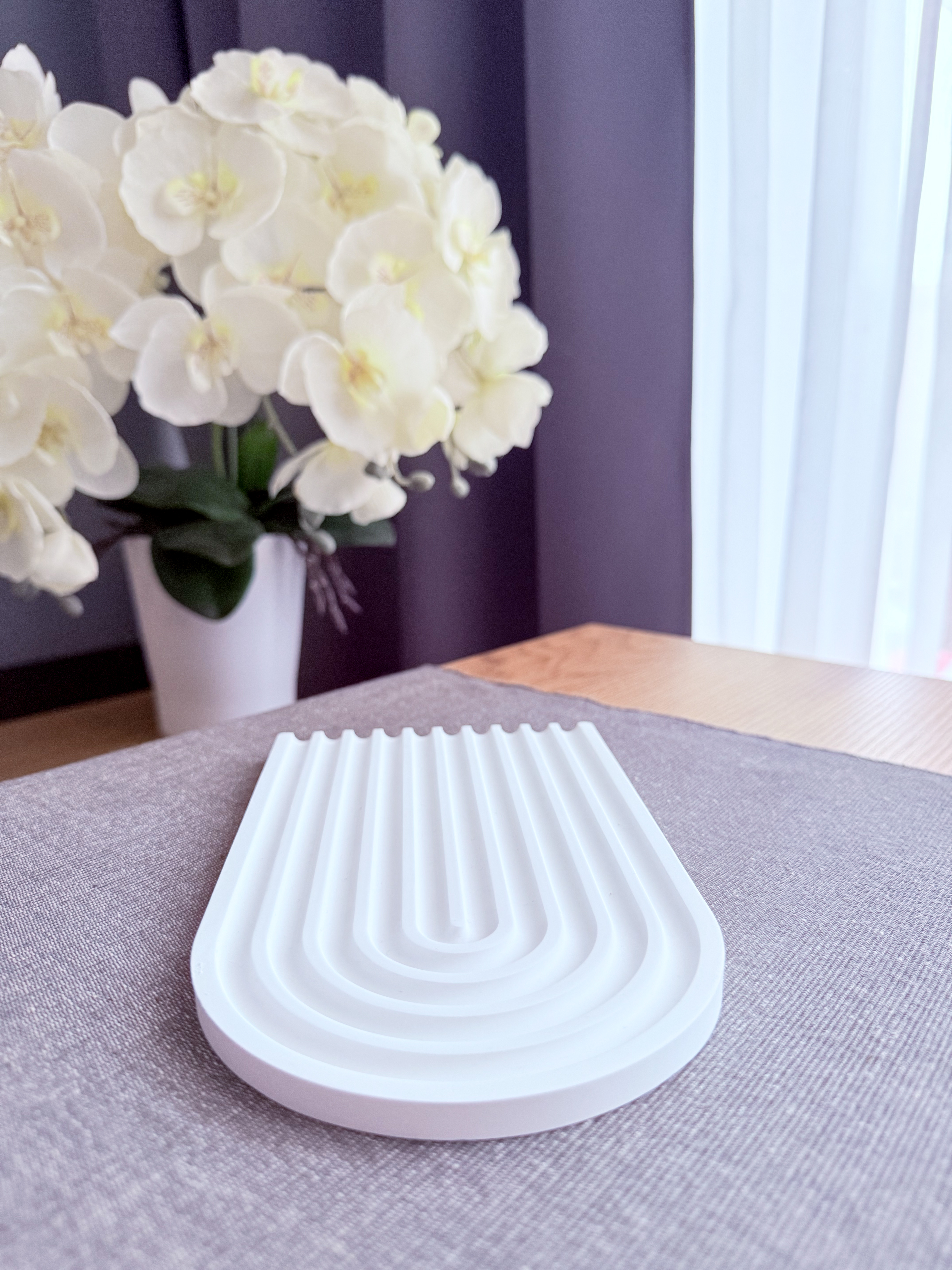 Baltas banguotas padėklas papuošalams