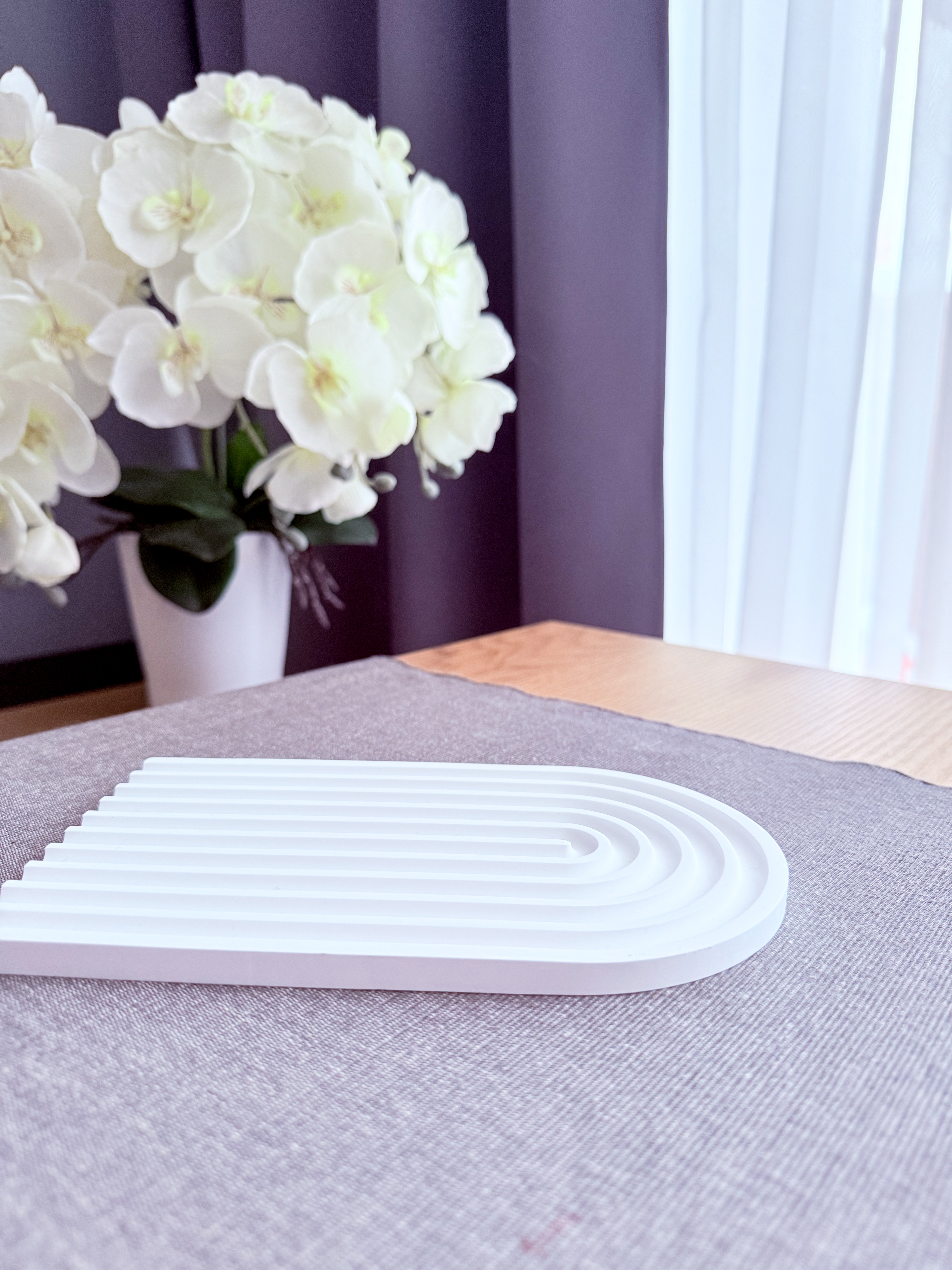 Baltas (su pilkomis detalėmis) banguotas padėklas papuošalams