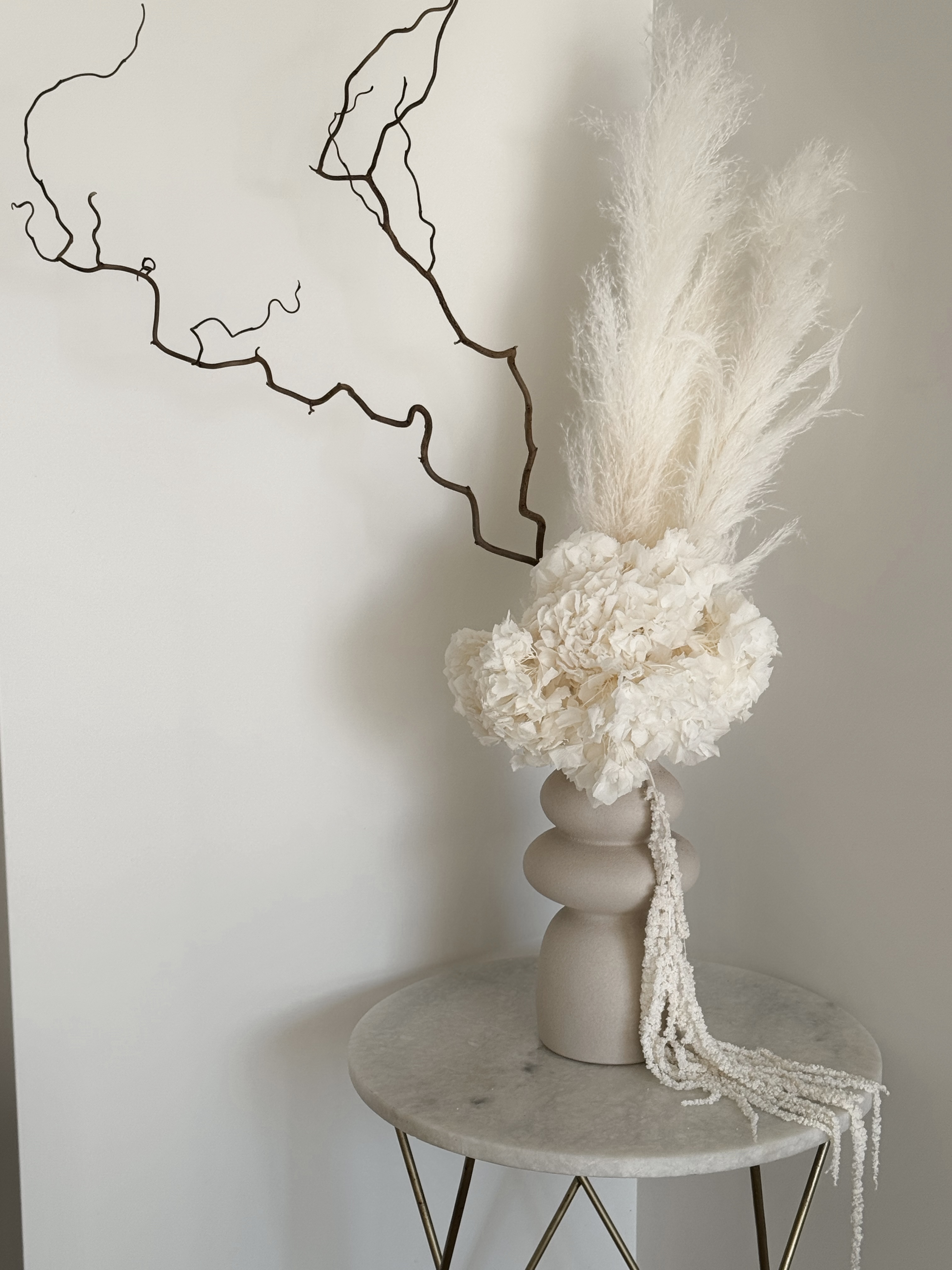 Puokštė Kreminė Elegancija Kartu Su Vaza