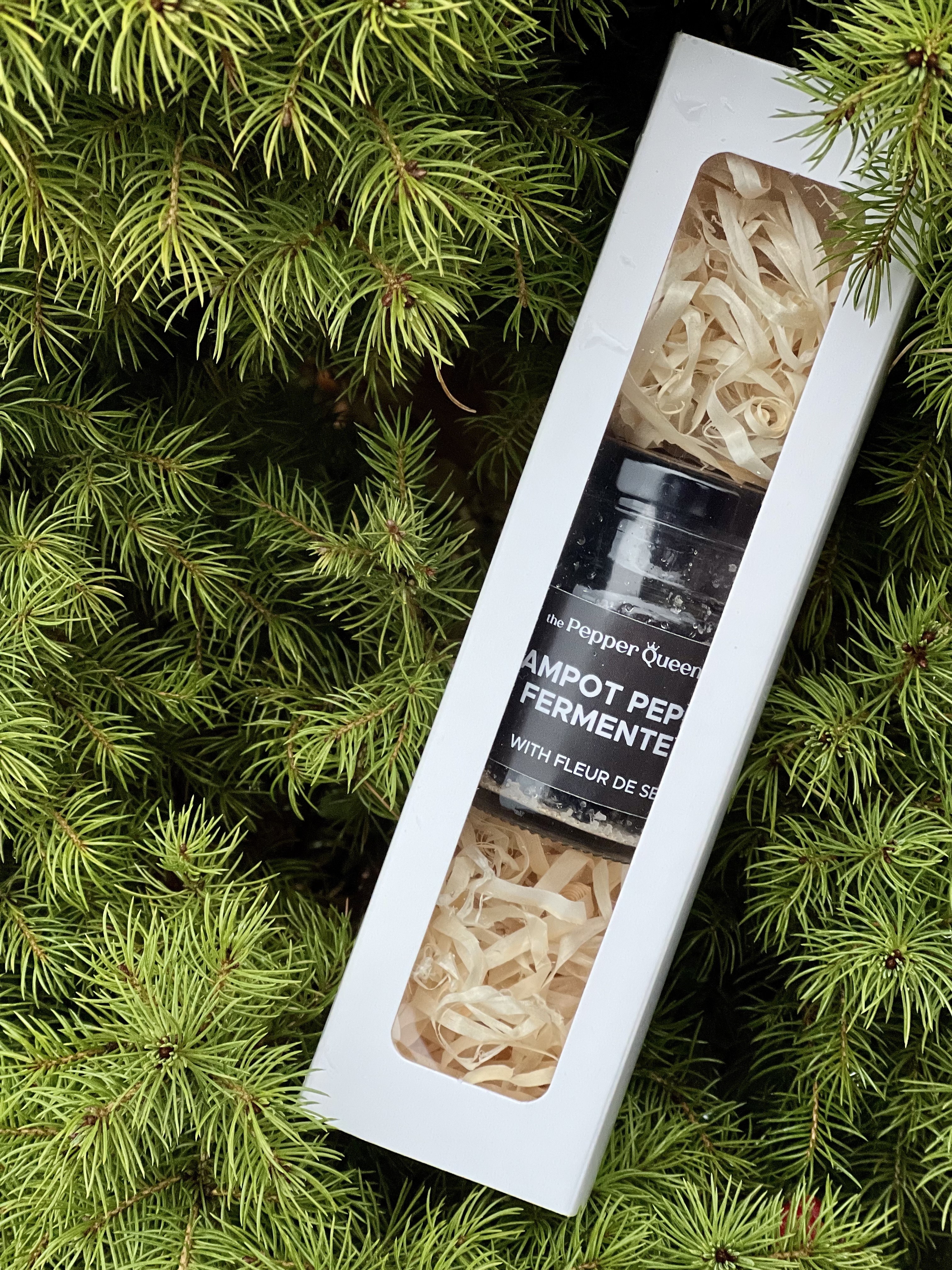 Fermentuoti Kampoto pipirai su Fleur de Sel druska, 40 g., kartoninėje dovanų dėžutėje (Kampot Fermented Pepper with Fleur de Sel in a carton gift box)