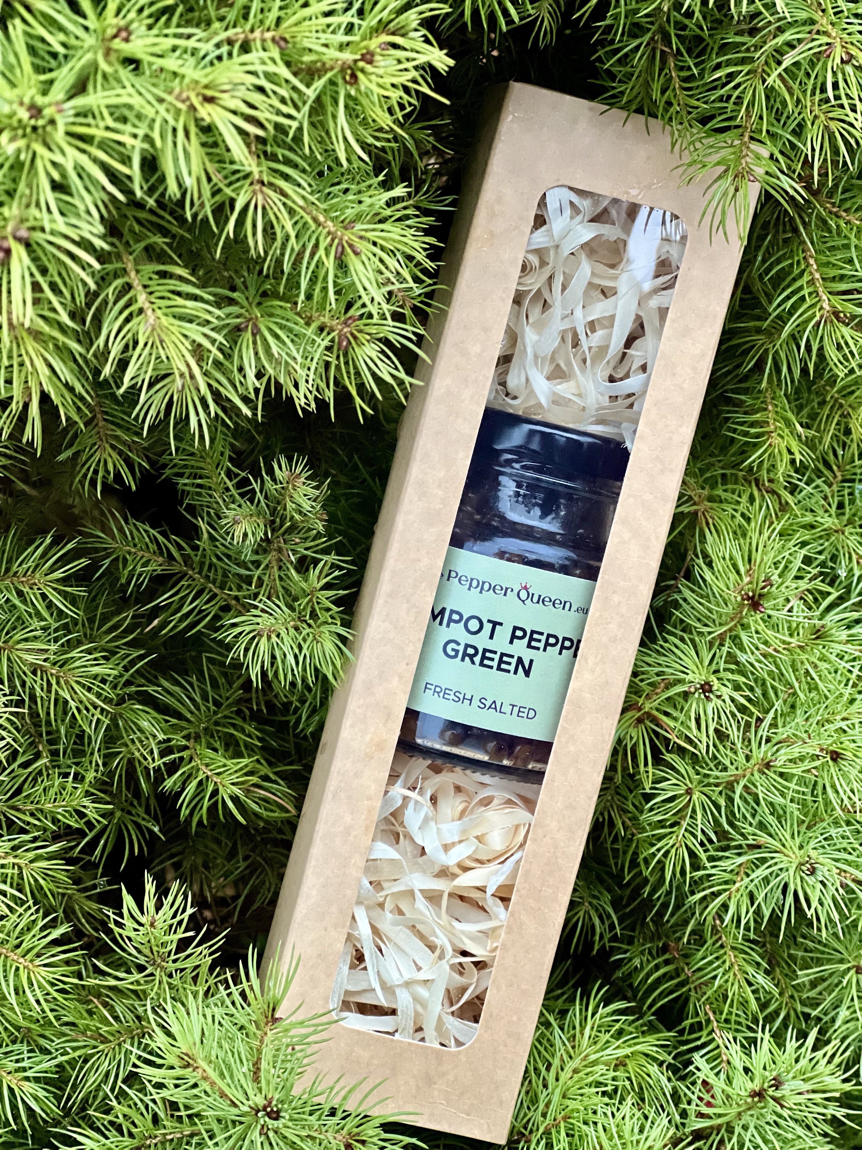 Šviežiai sūdyti žalieji Kampoto pipirai žirneliais, 40 g., kartoninėje dovanų dėžutėje (Kampot Green Pepper, 40 g in a carton gift box)