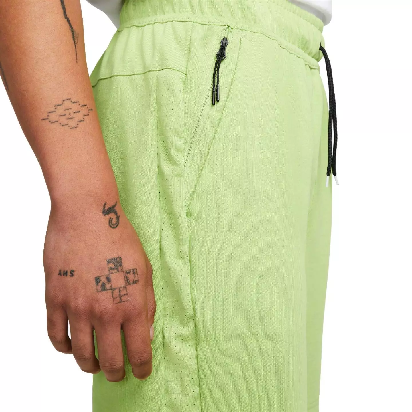 NIKE SPORTWEAR LIGHTWEIGHT KNIT SHORTS | VERDE