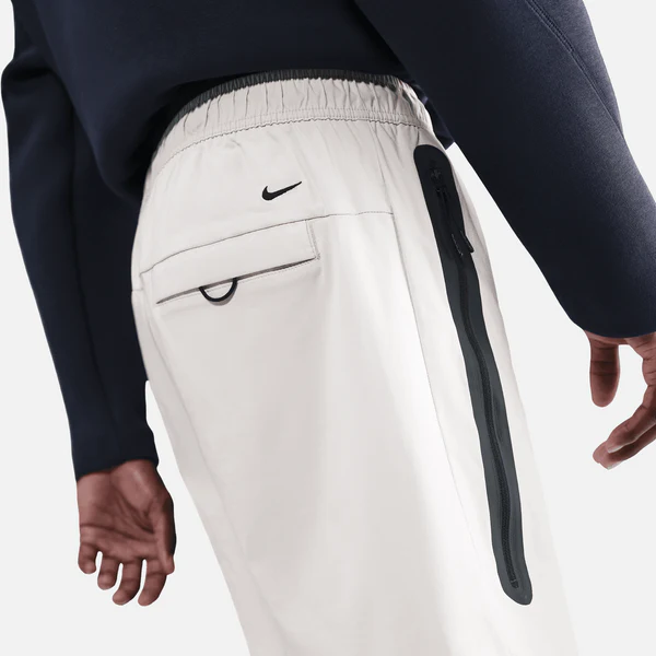 SHORT NIKE TECH LUZ HUESO 2025