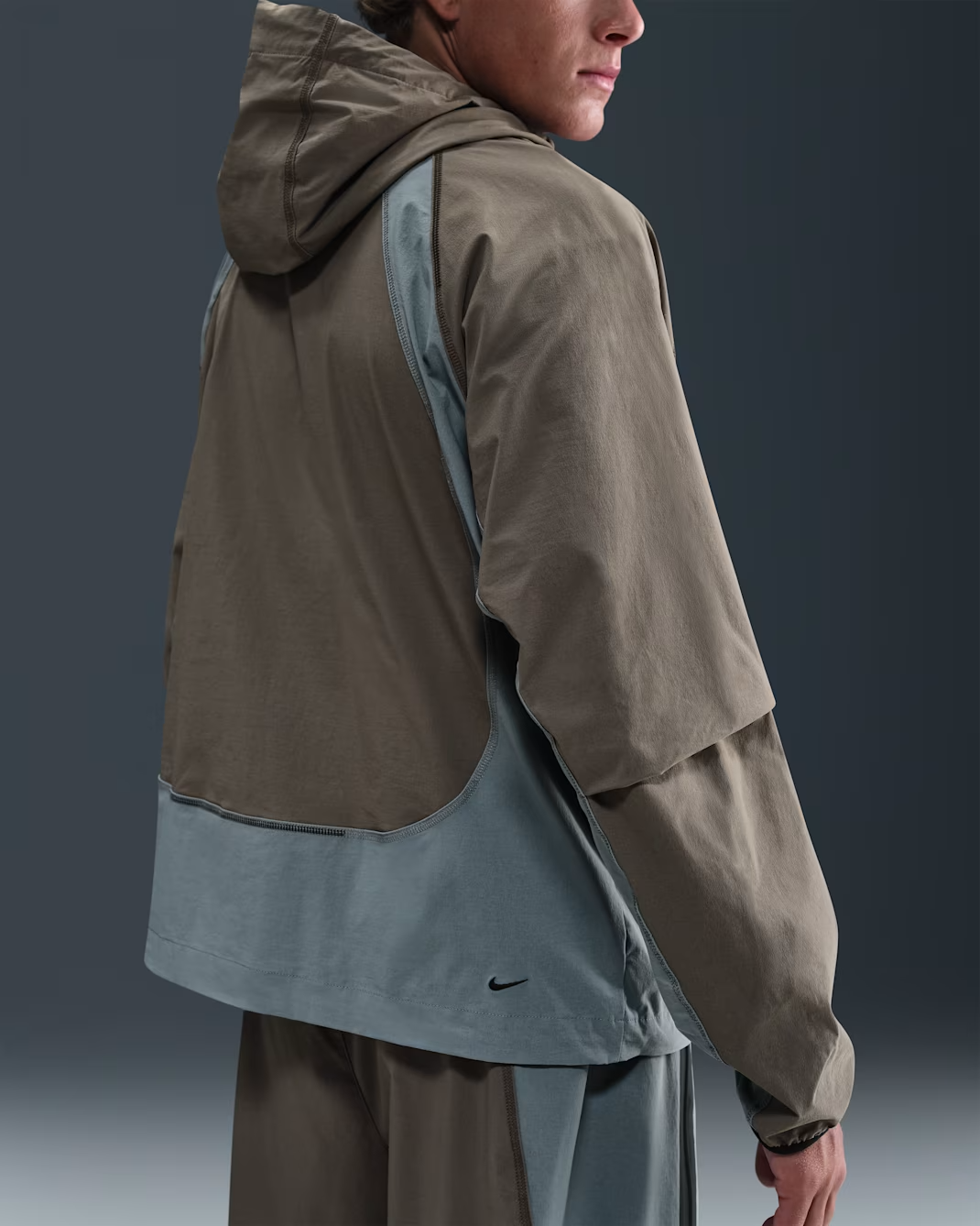 CASACA NIKE TECH WOVEN 2025